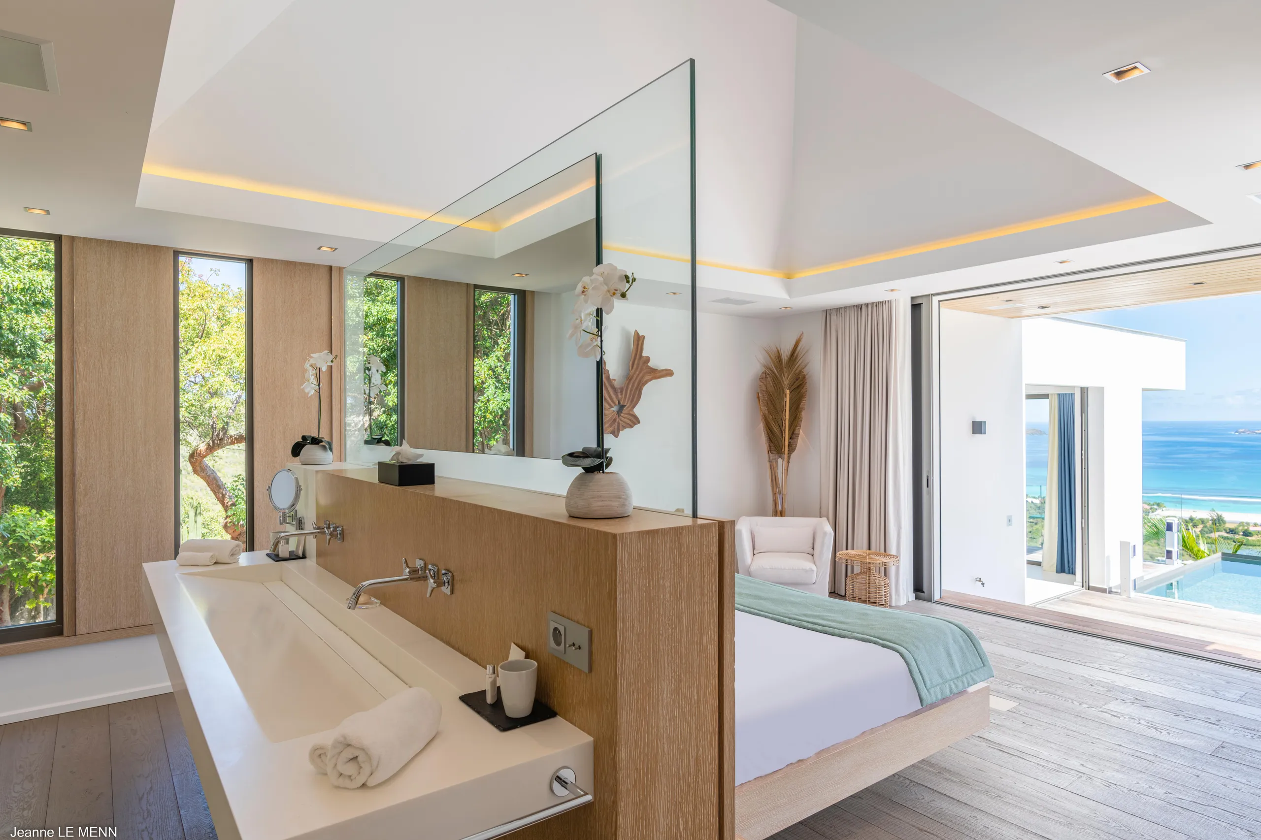 Grandiose Caribbean Bay Villa with Infinity Pool — photograph 11