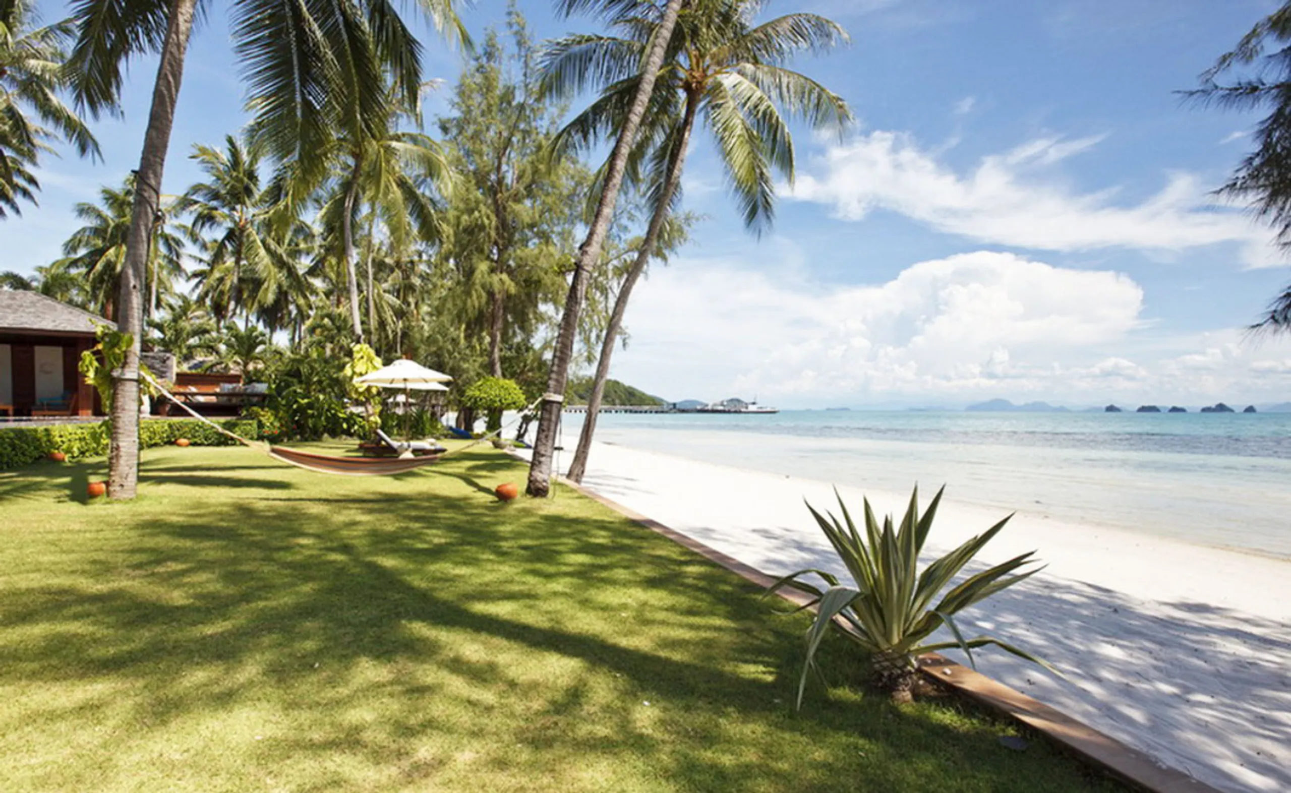 Exquisite Beachfront Villa with 22-Meter Infinity Pool, Sunset Views, and Kids Zone — photograph 8