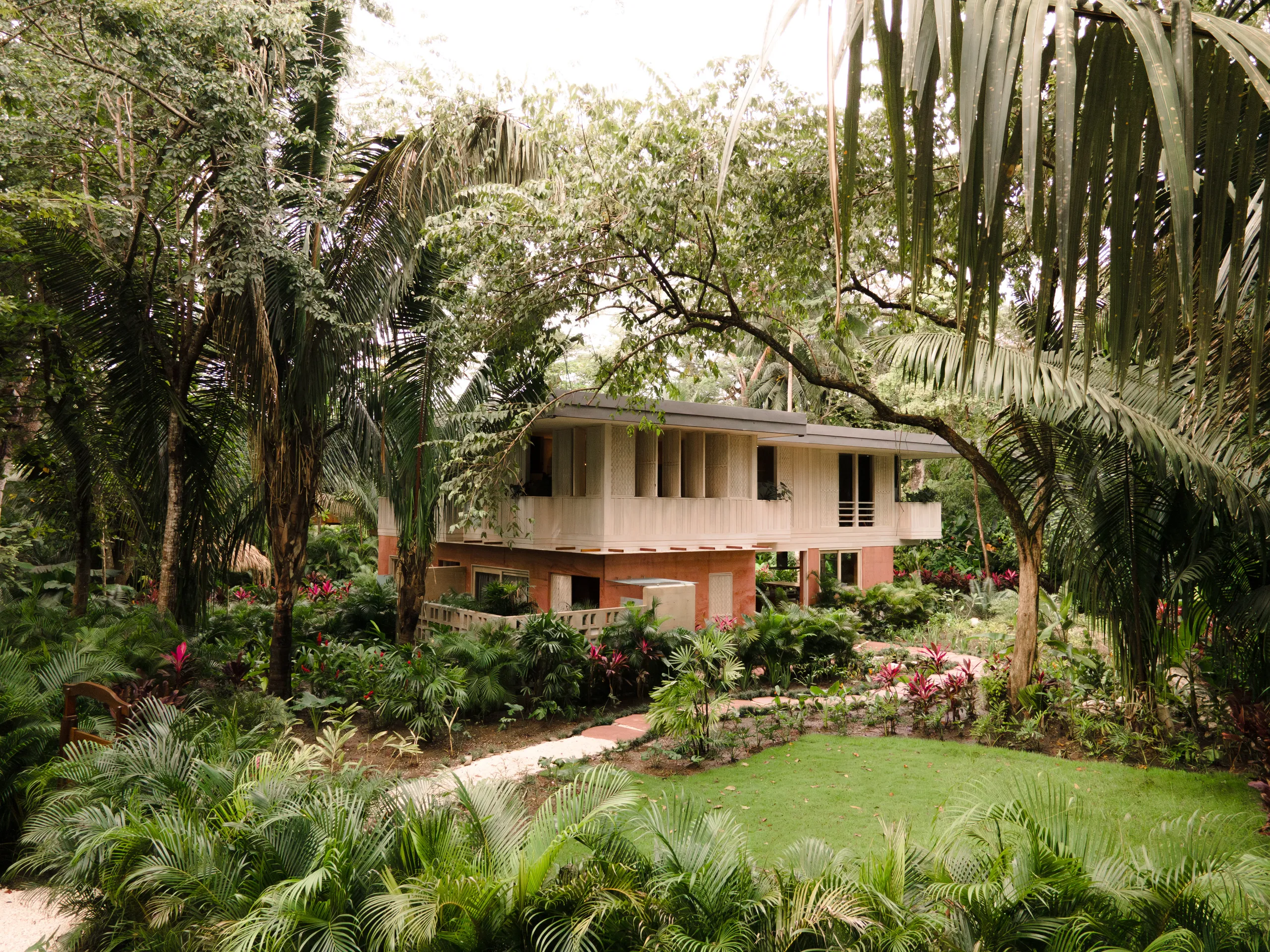 Impeccably Designed Villa with Private Pool, Expansive Spaces & Stunning Jungle Views — photograph 8