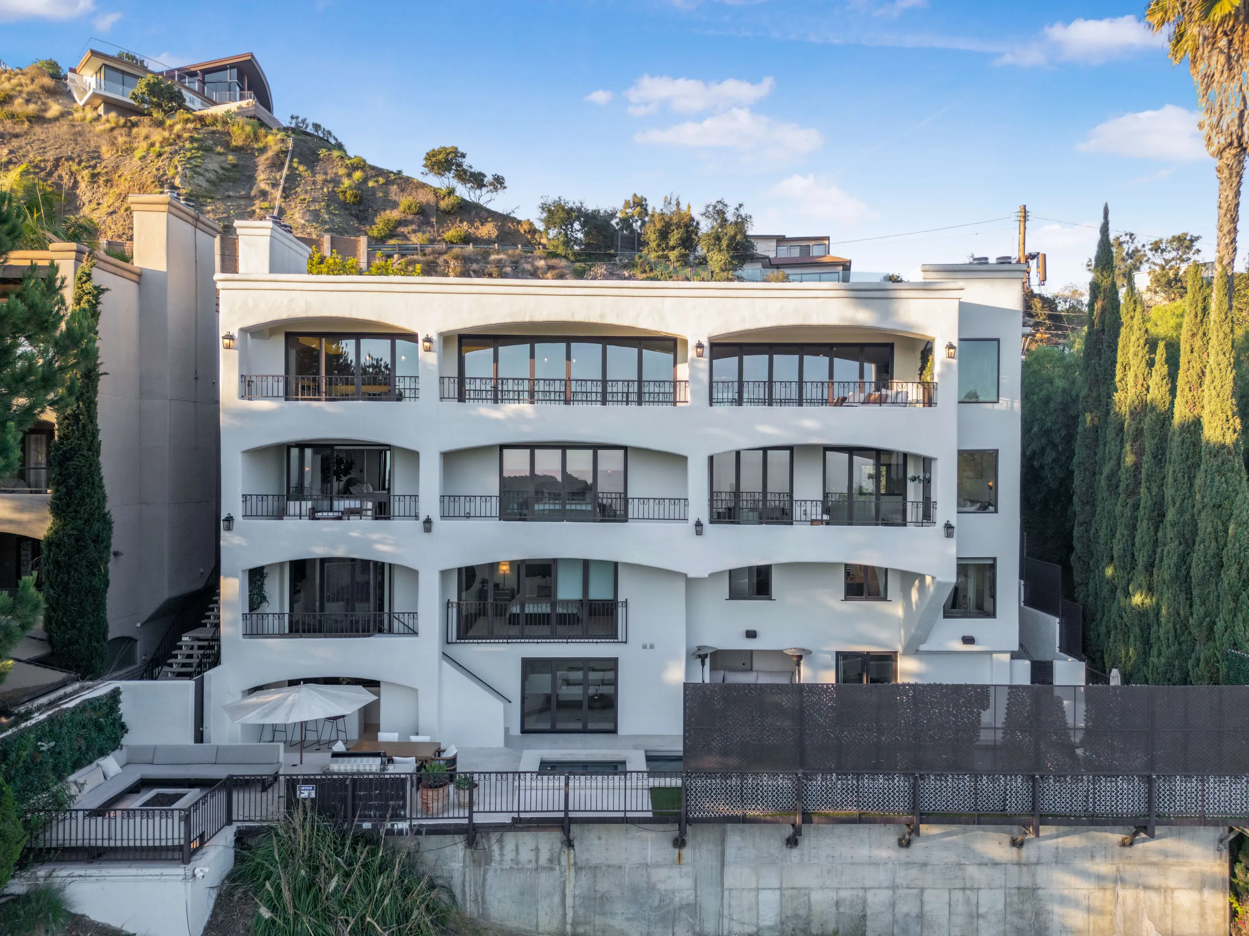 Iconic Mulholland Villa with Pool, Theater & City Views — photograph 9