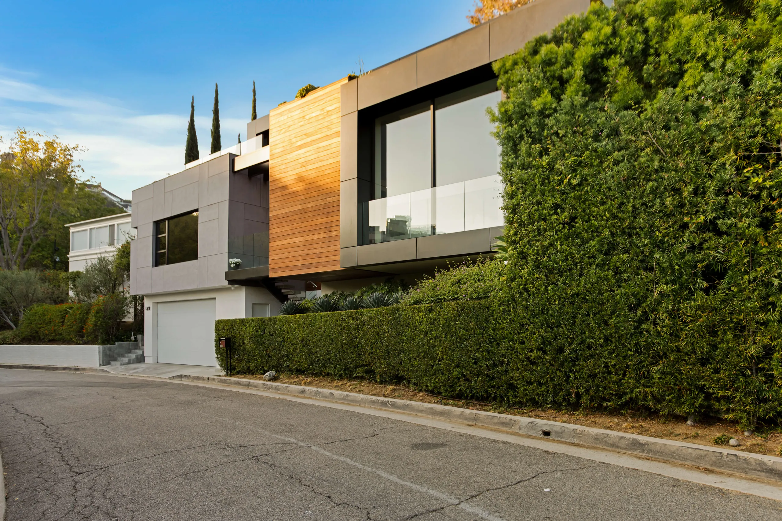 Refined Hollywood Hills Modern Villa with Artistic Details, Guest Suite & Sweeping Views — photograph 12