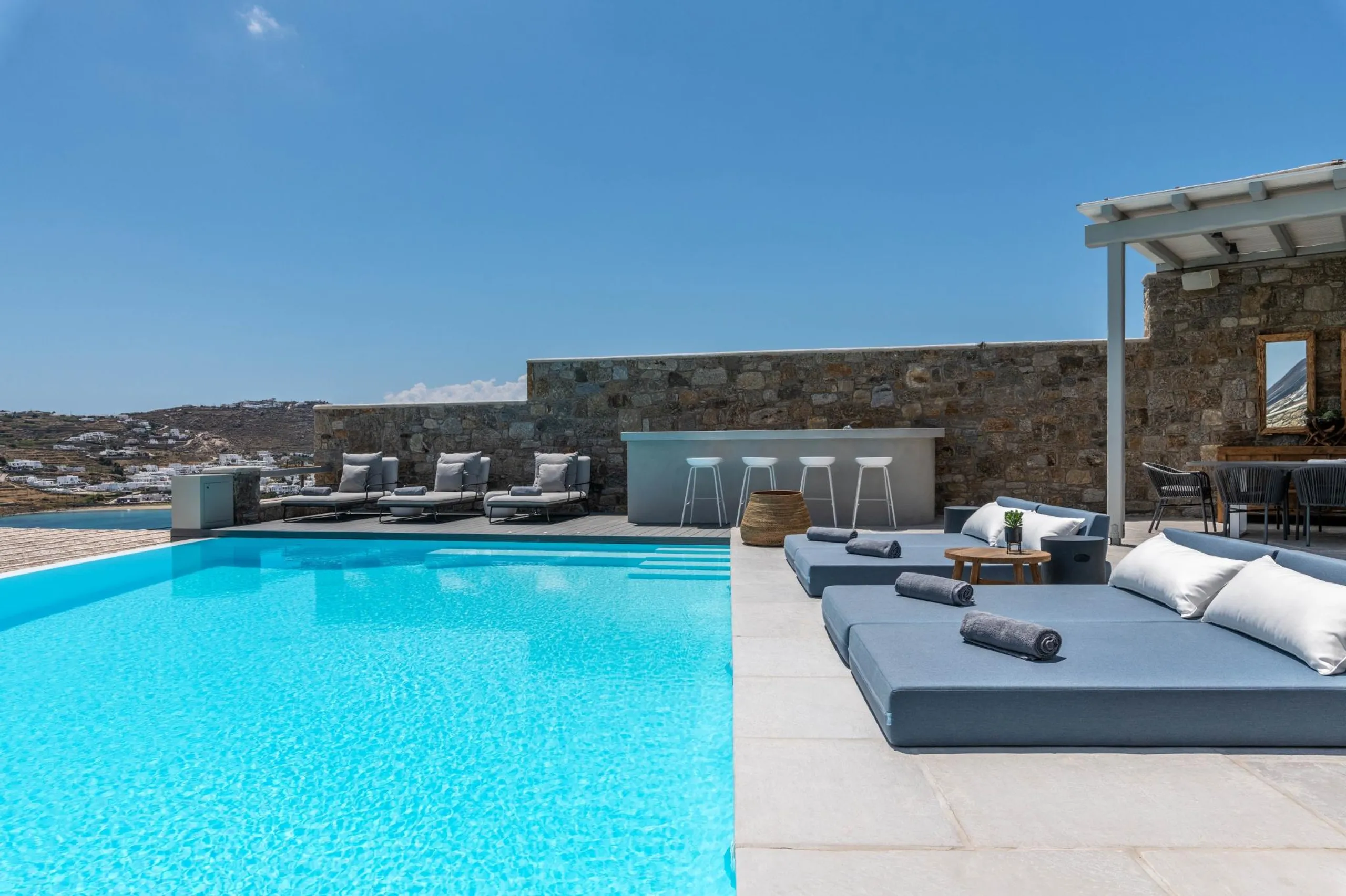 Prestigious Mykonos Estate with Crystalline Pool — photograph 2