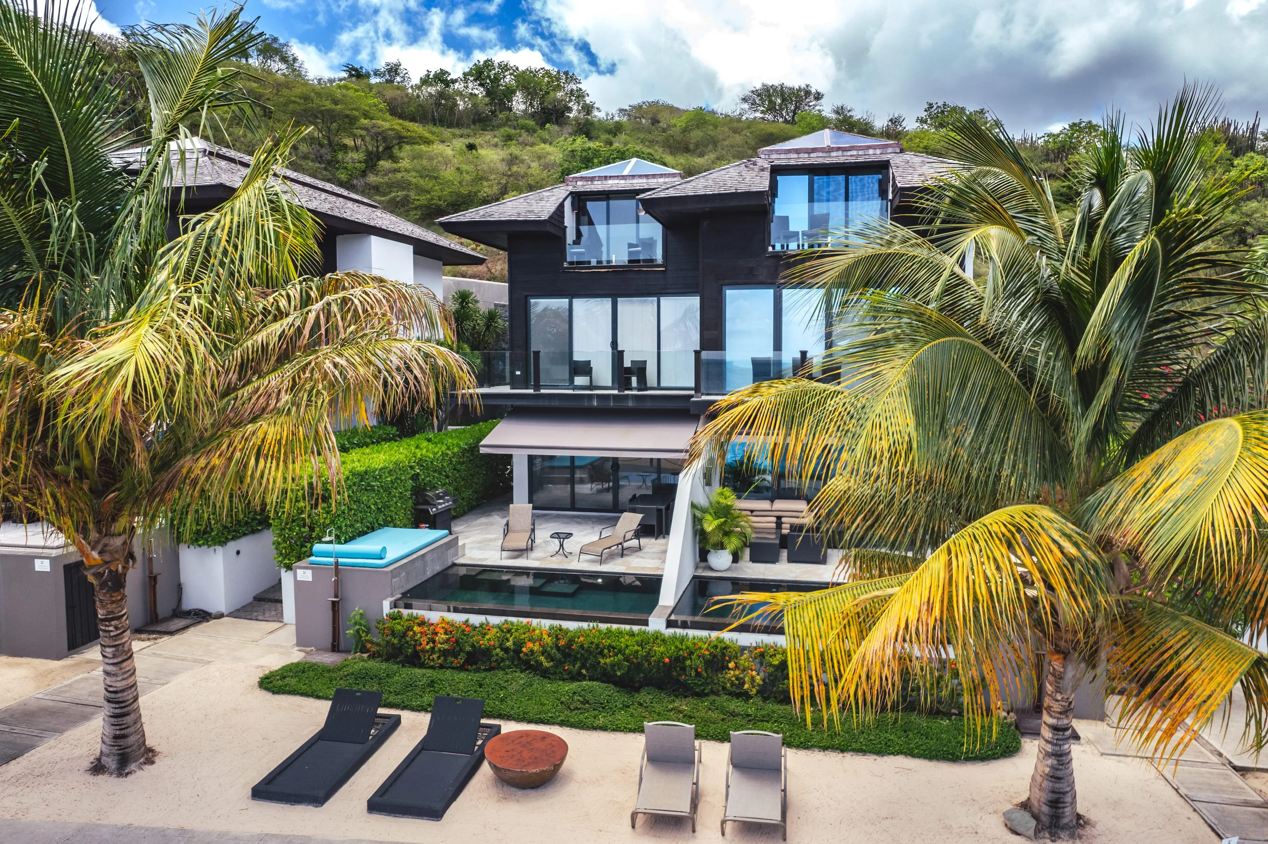 Stunning Villa with Open Plan Living and Oceanfront Terrace — photograph 11