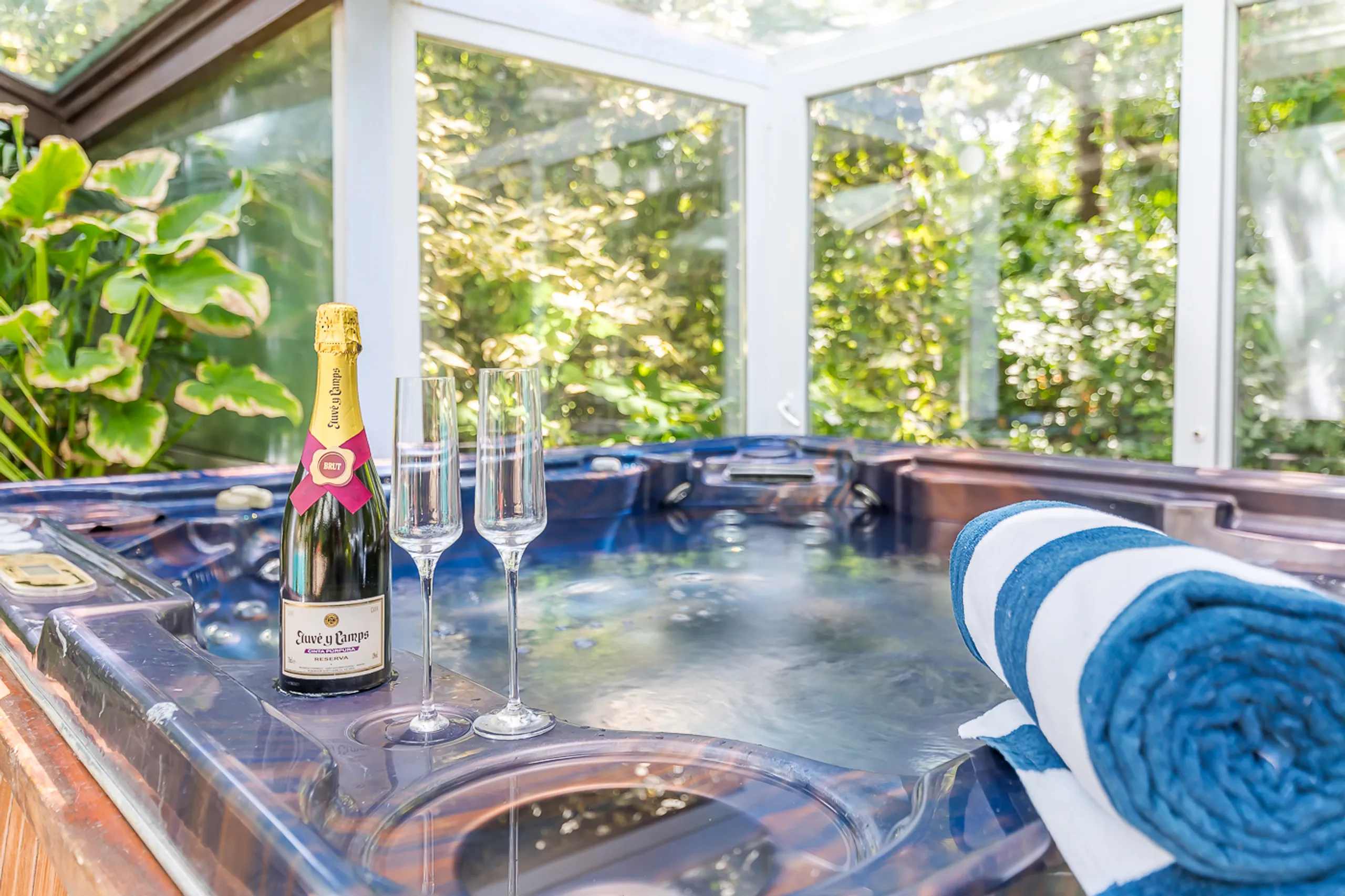 Eco-Friendly Villa Oasis with Heated Pool and Mid-Century Charm — photograph 6