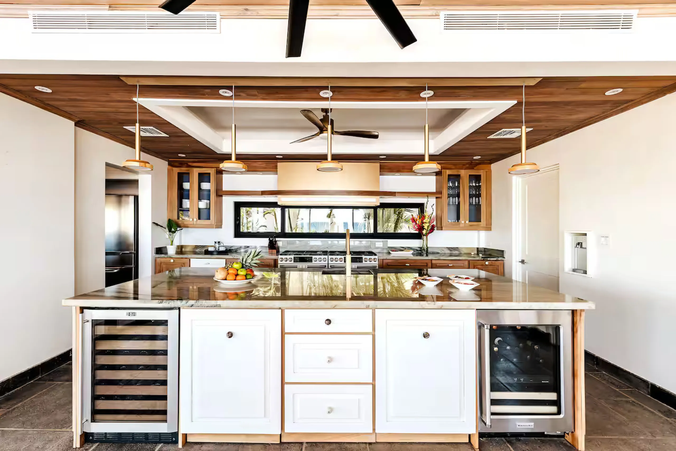 Stunning 7BR Oceanfront Estate with Invigorating Pool — photograph 8