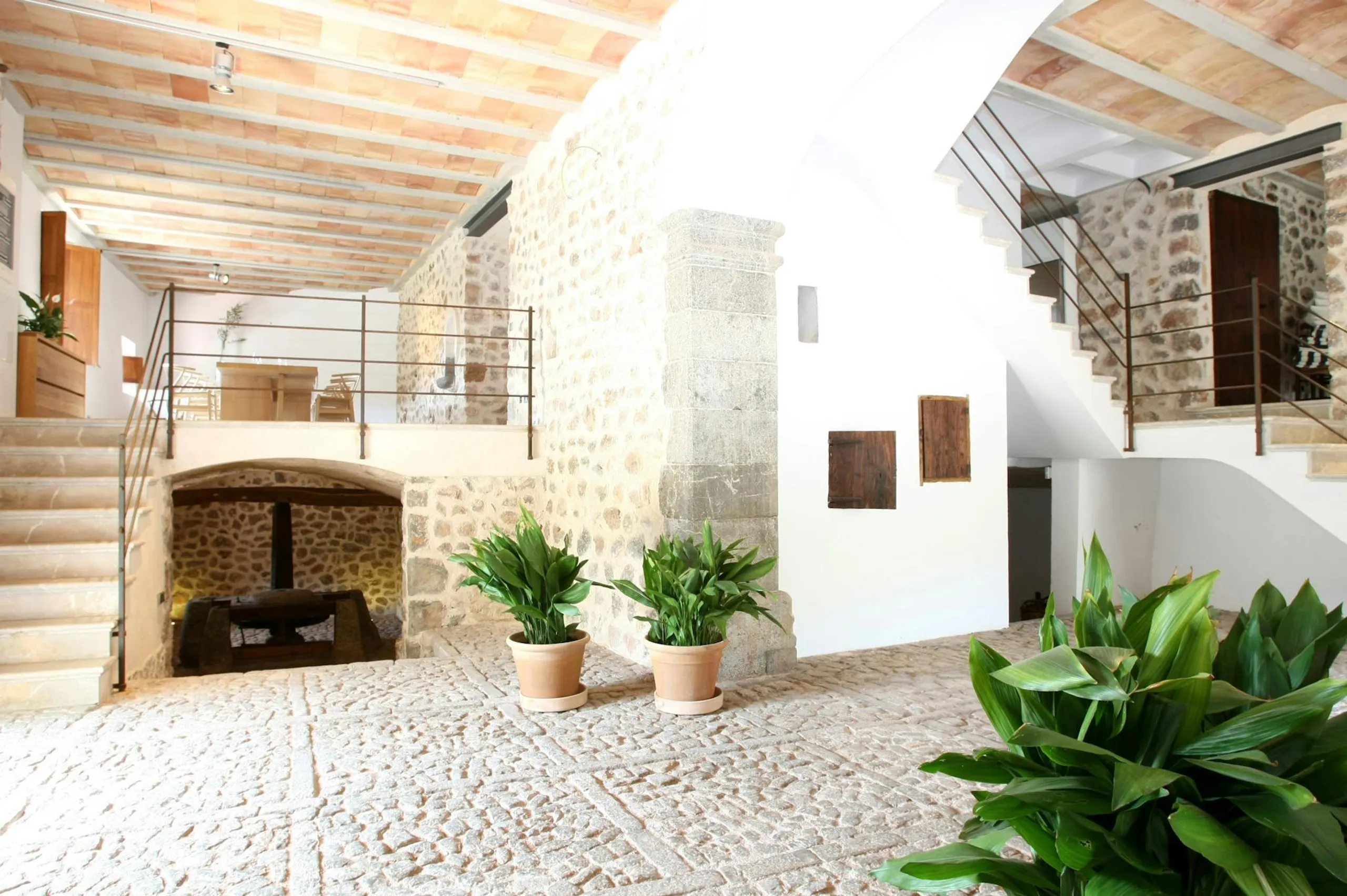 Superb Spanish Estate with Private Pool and Sun Deck — photograph 9