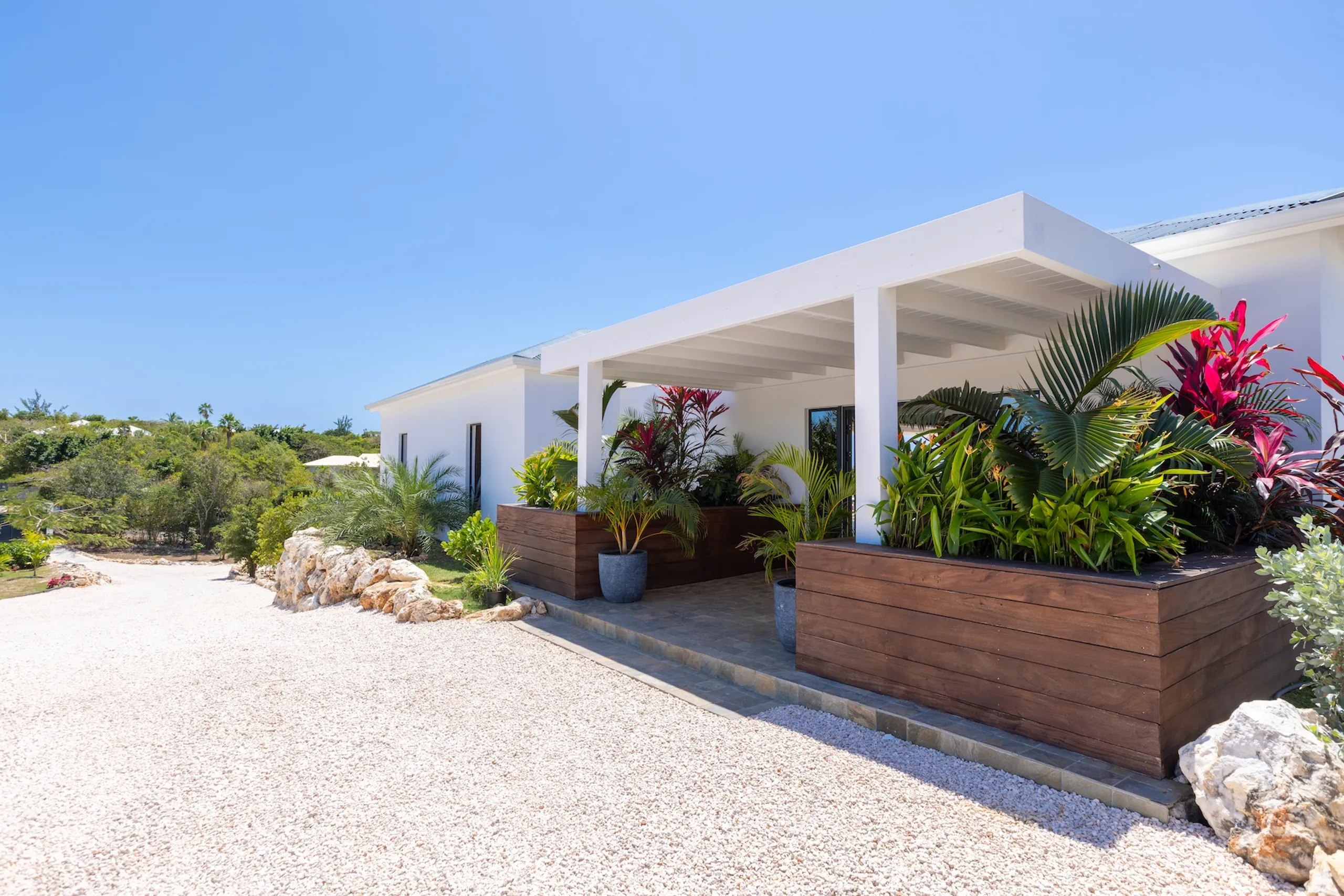 Stylish 5BR Terres Basses Villa with Heated Pool, Jacuzzi, & Panoramic Views — photograph 8