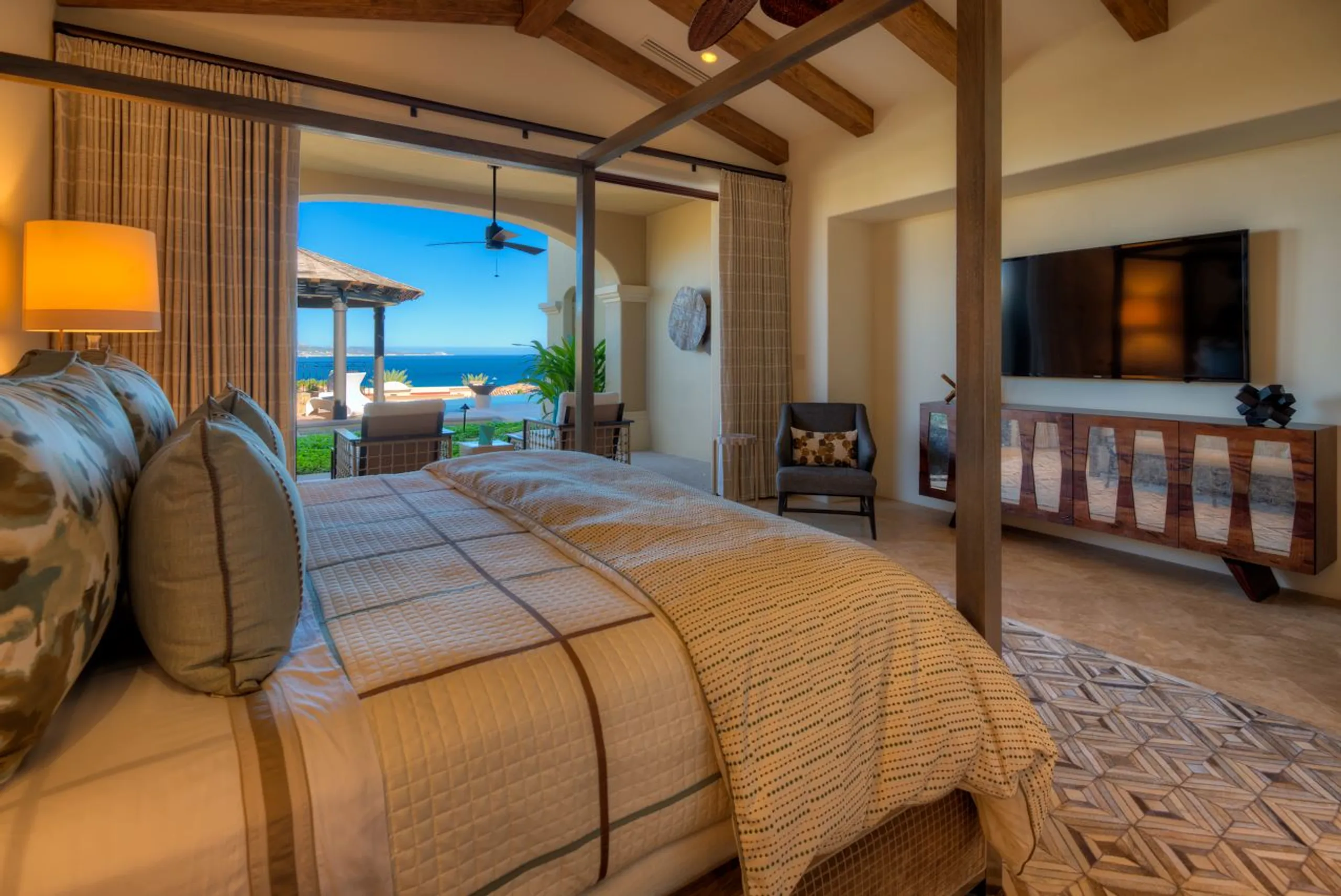Majestic High-End Villa with Private Infinity Pool, Jacuzzi and Ocean Views — photograph 12