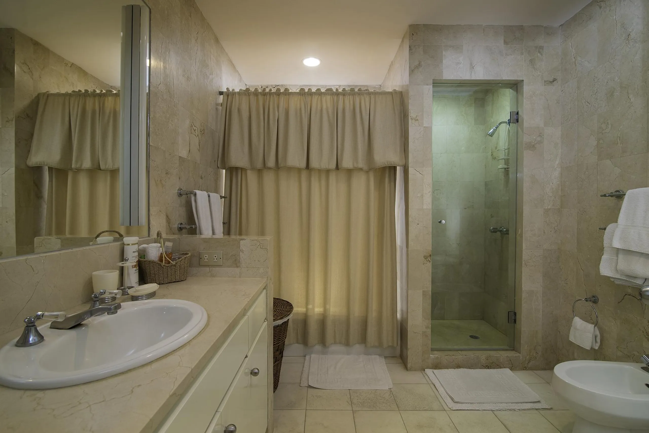 Lavish Oceanfront Abode with Private Pool and Overlooking Garden — photograph 11