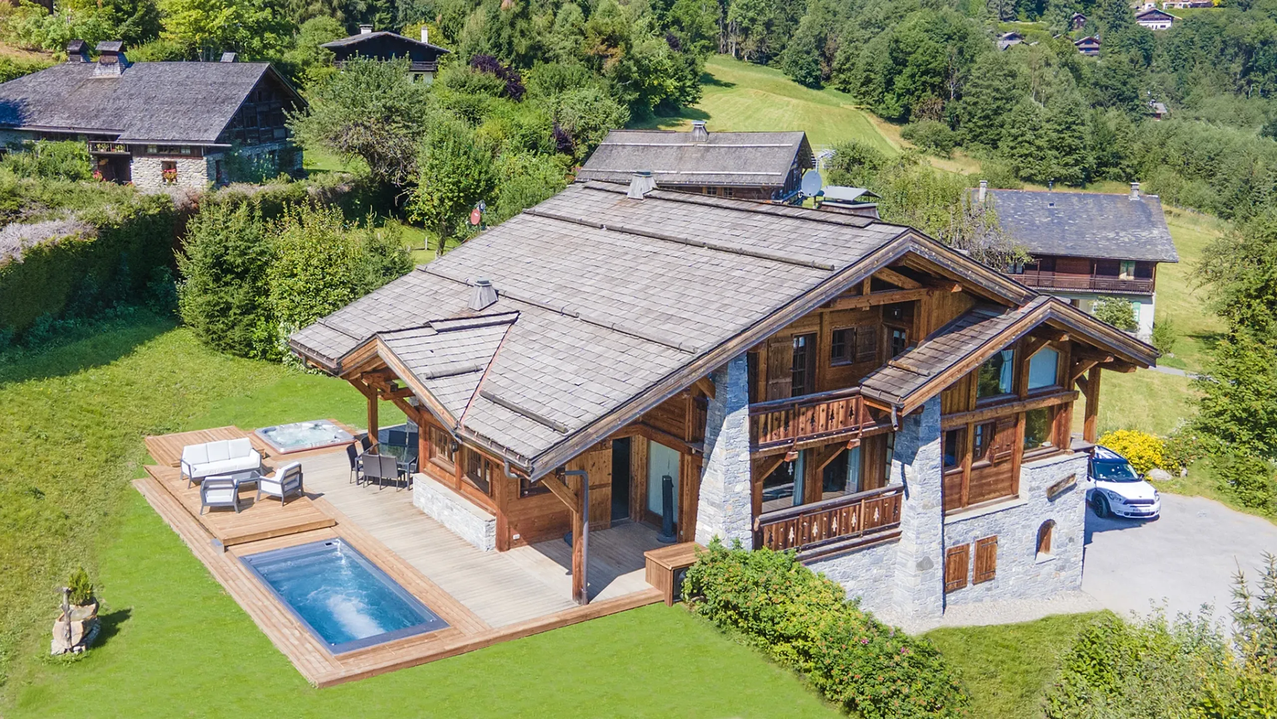 Ultimate Ski Chalet with Open-Plan Living, Sauna & Mountain Views — photograph 4