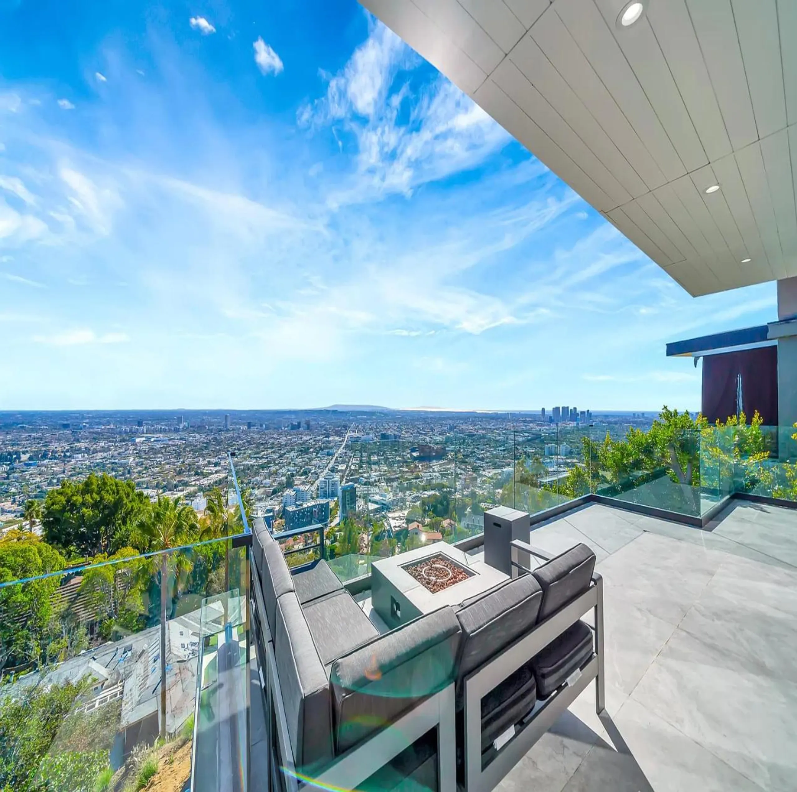 Tranquil Modern Villa Above Sunset Strip with Guest House & Breathtaking Ocean Views — photograph 2