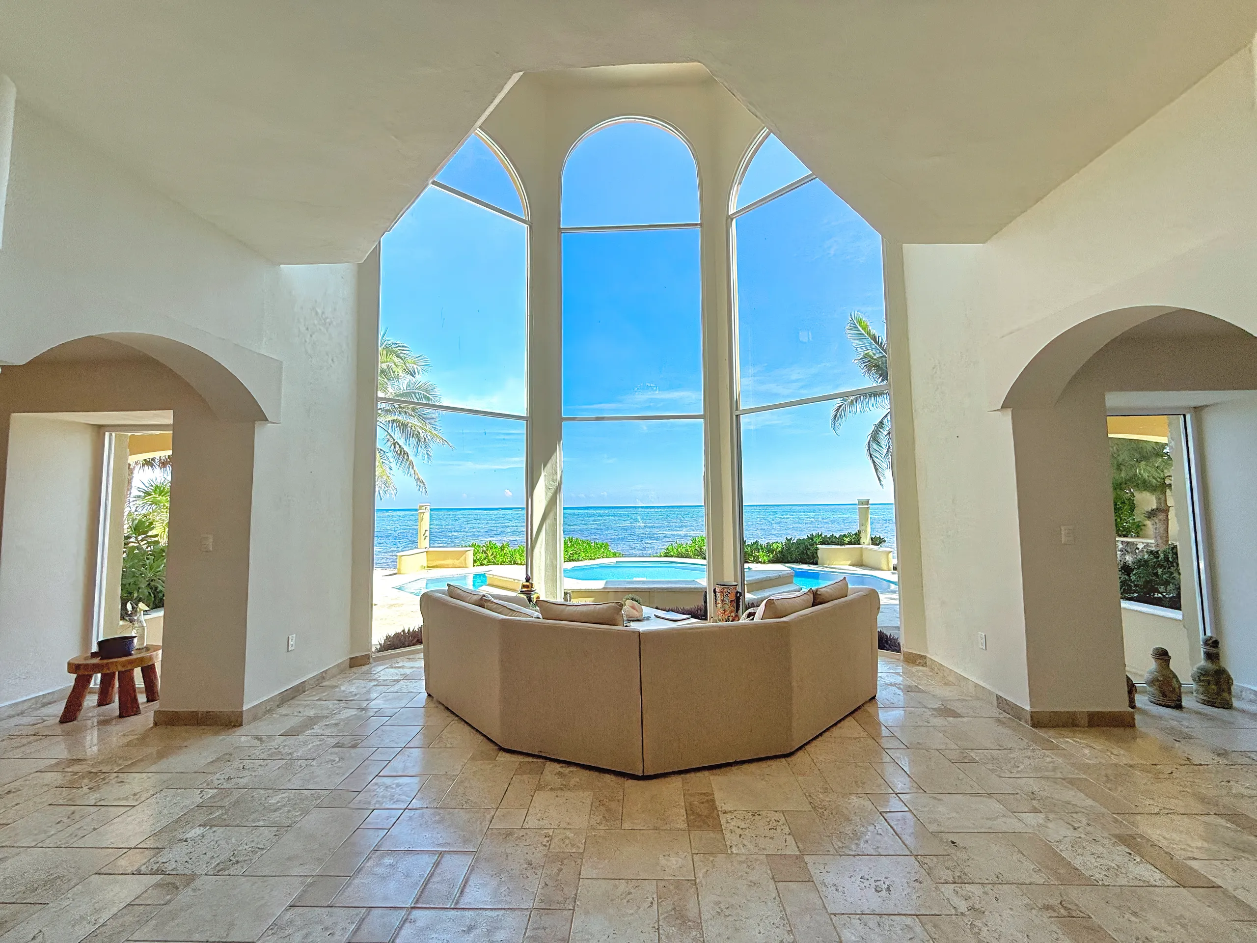 Splendid 8-Bedroom Beachfront Villa in Tankah, Tulum with Ocean Views & Cenote Access — photograph 4