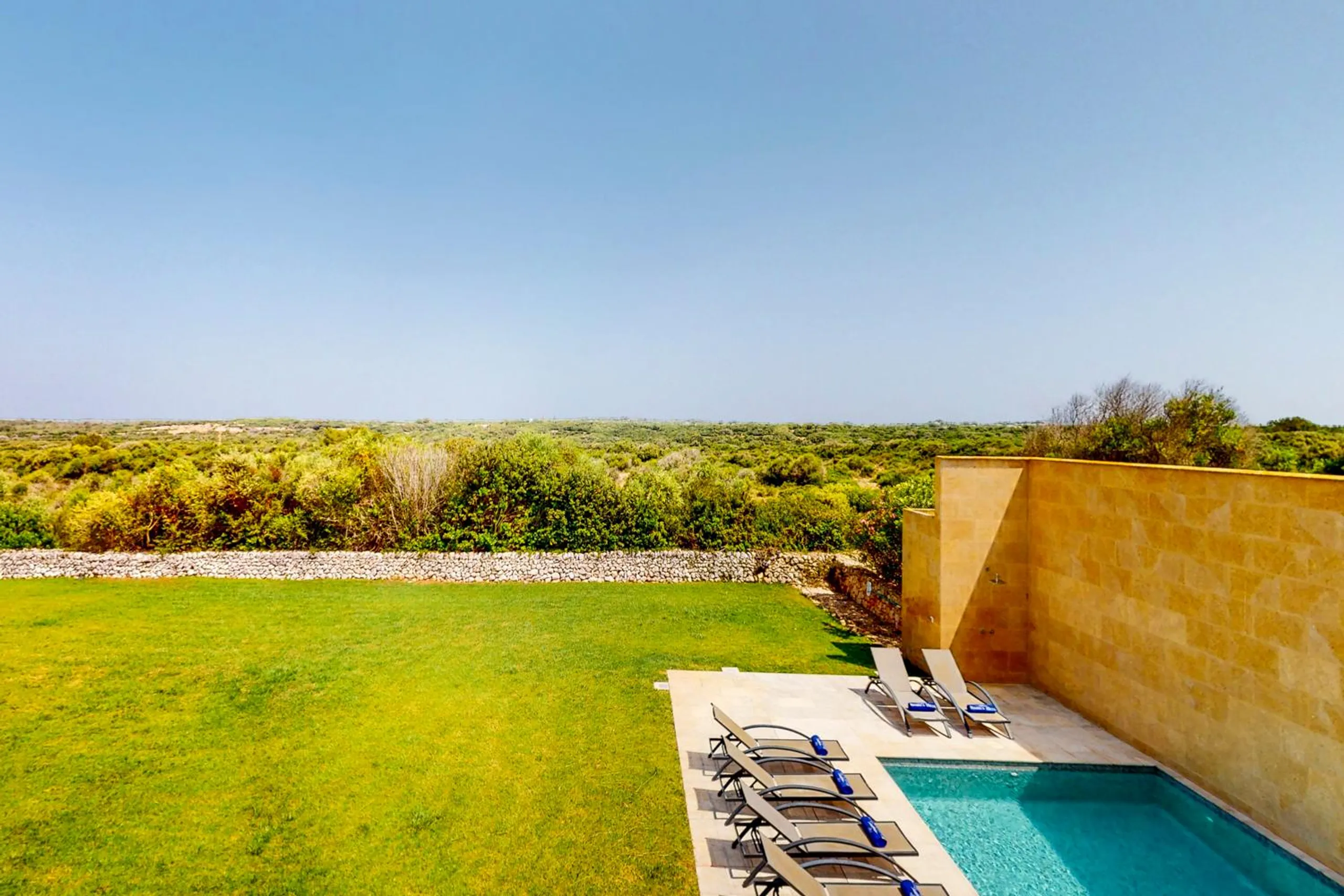 Regal 5BR Villa with Private Pool and Breathtaking Views of the Sea — photograph 3