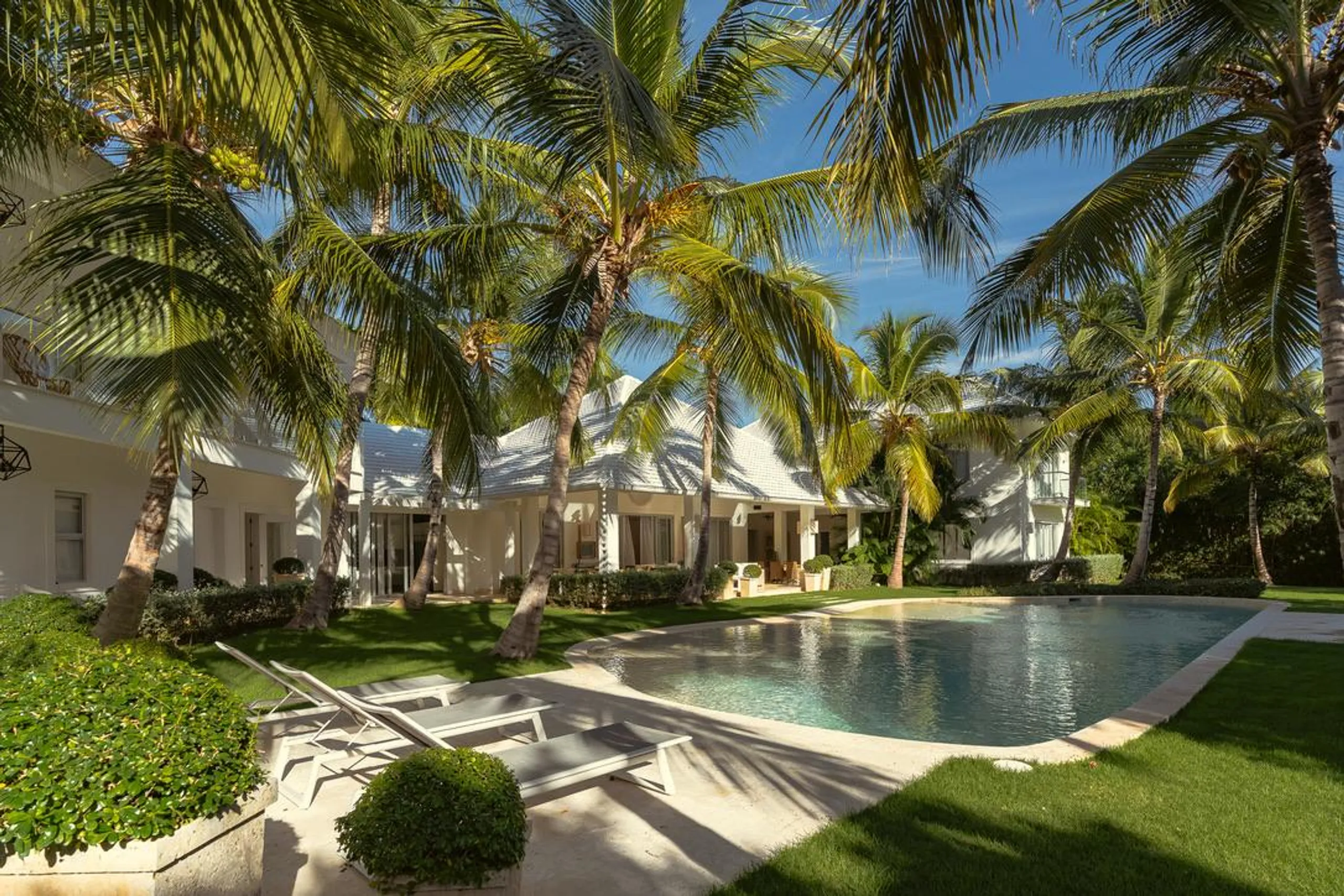 Breathtaking Luxury Villa with Private Beach — photograph 8