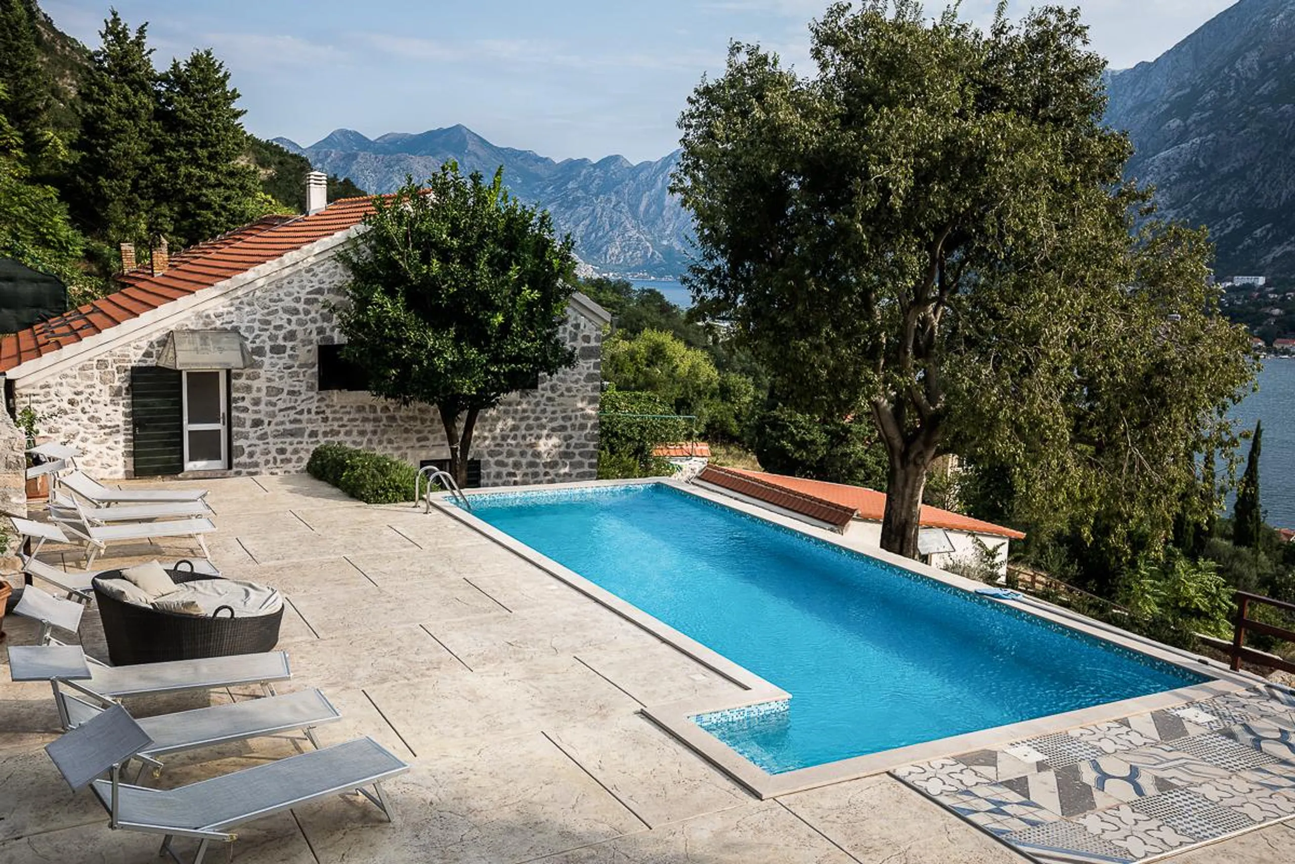 Calming Rustic Villa with Private Pool and Views of the Glittering Bay — photograph 9