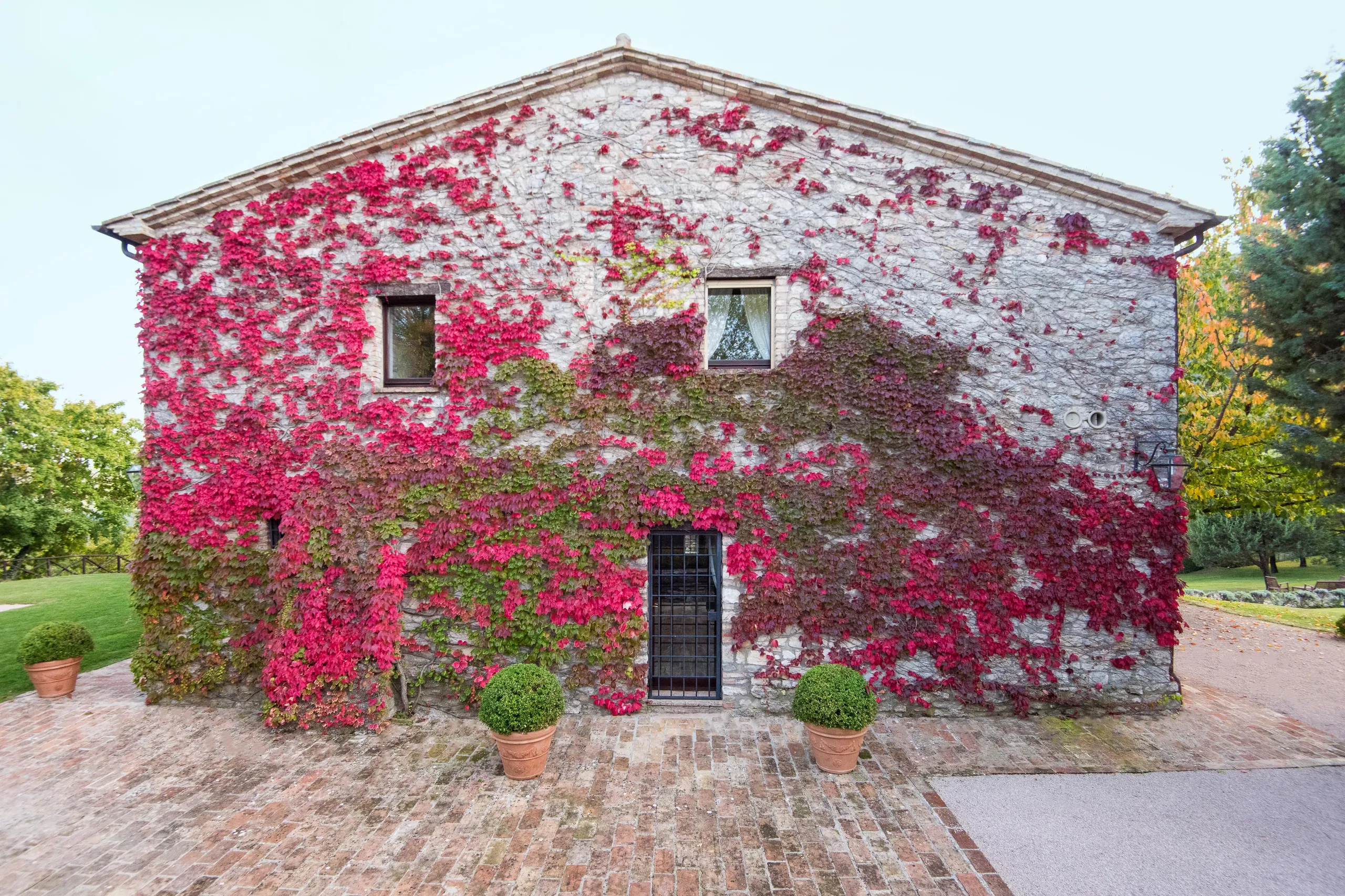 Stunning 14th Century Estate with Pool and Breathtaking Mountain Views — photograph 8