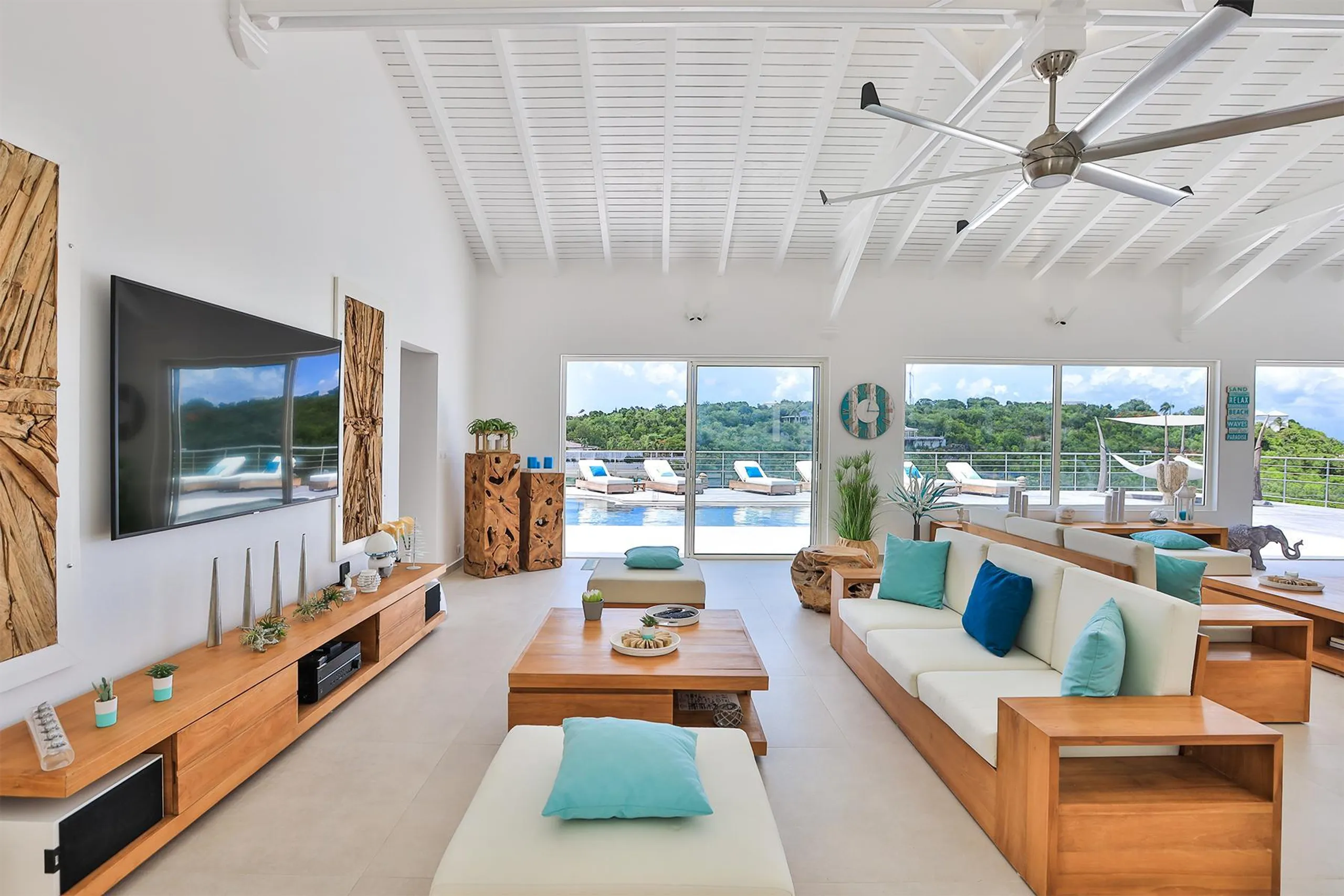 Breathtaking Luxe Estate with Private Pool and Views — photograph 7