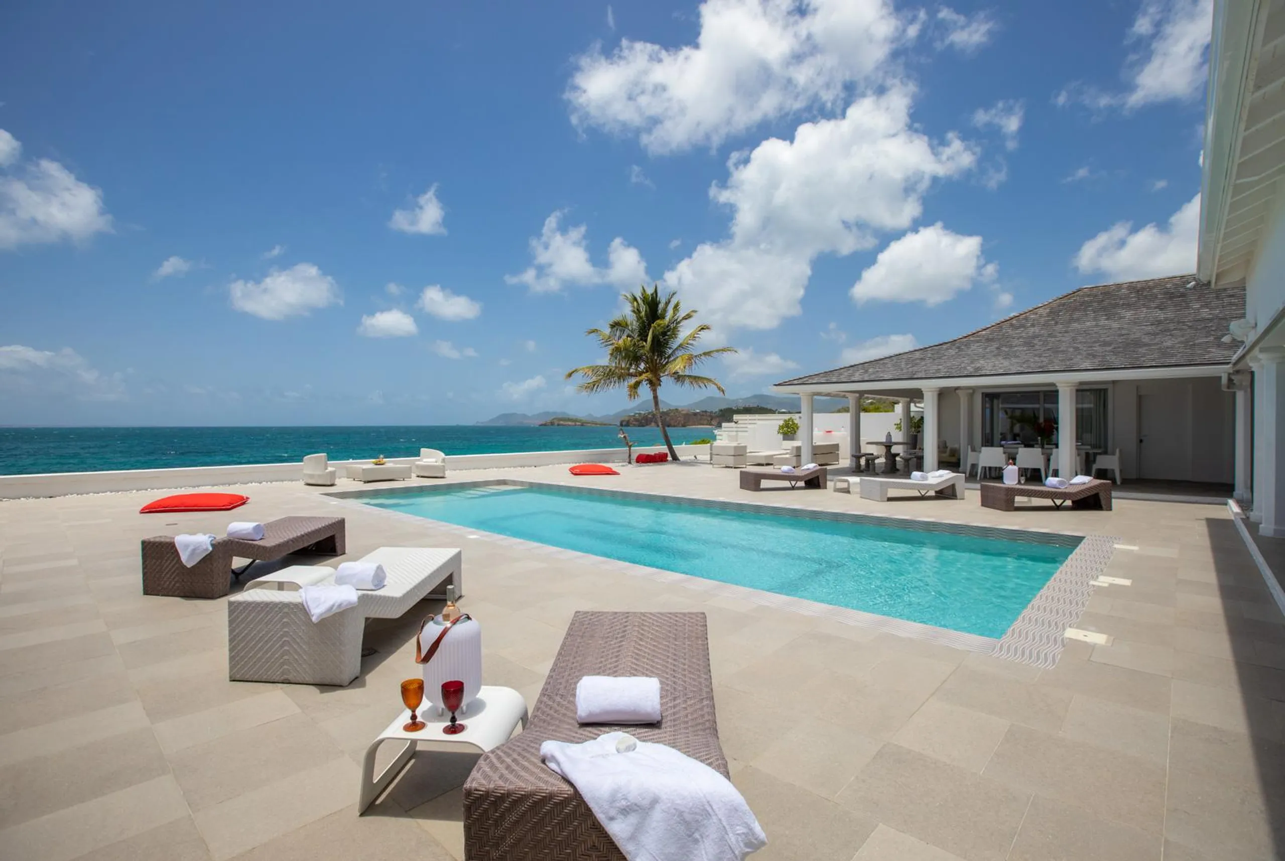 Pristine 5 BR Luxe Oceanfront Escape with Private Pool, Fitness Room and Stunning Views — photograph 2