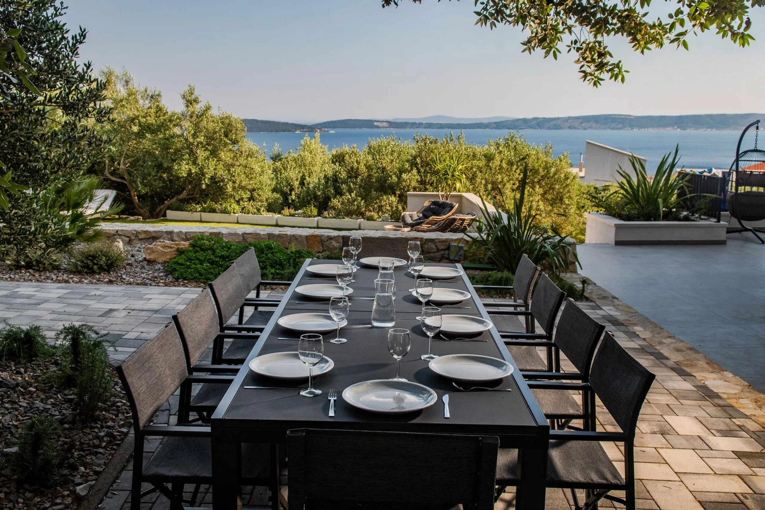 Richly textured Villa with Pool, Sauna, Verdant Garden and Sea Views — photograph 11