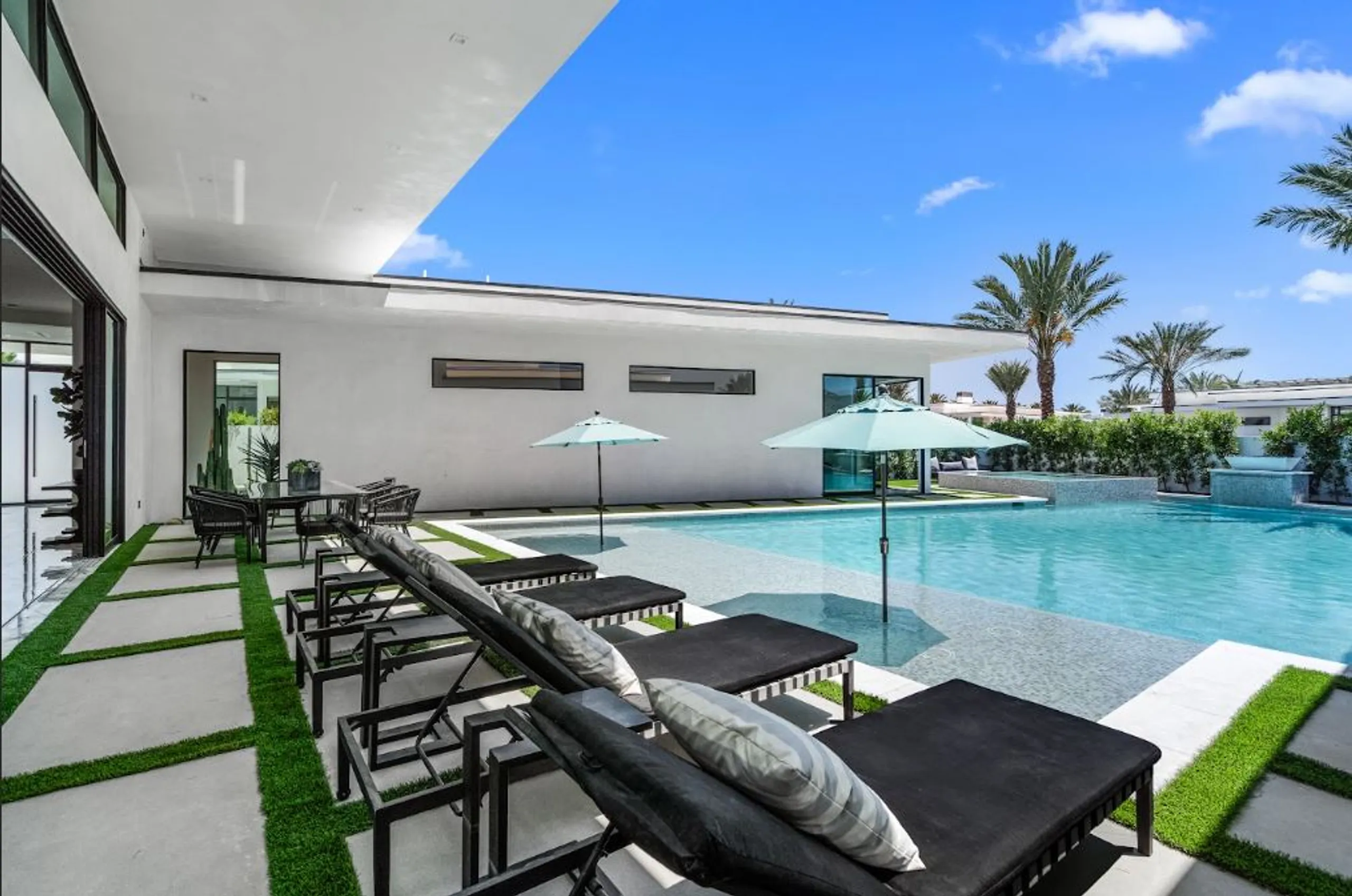 Chic Modern Villa with Private Pool and Next to Madison Club & Polo Grounds — photograph 2