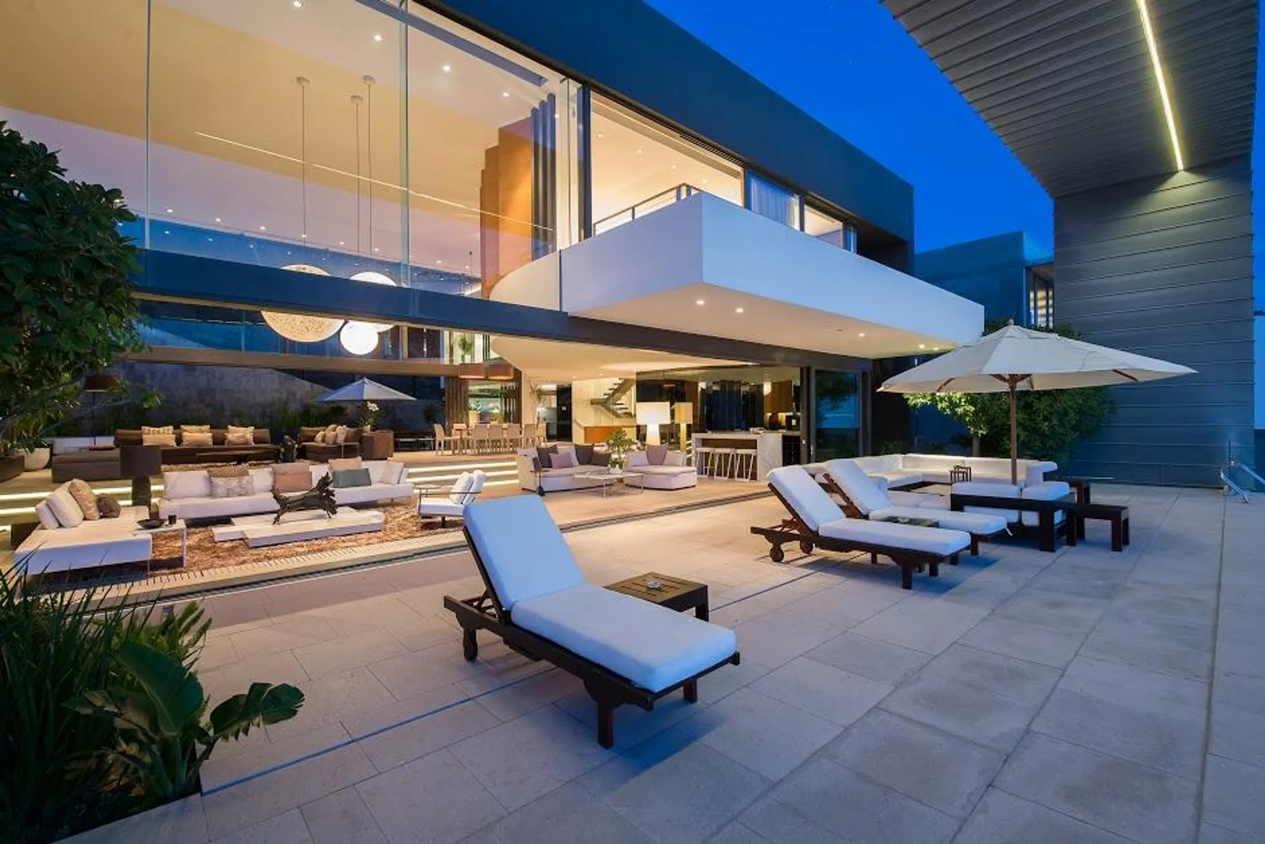 Modern Contemporary Estate with Infinity Pool and Panoramic Views — photograph 4