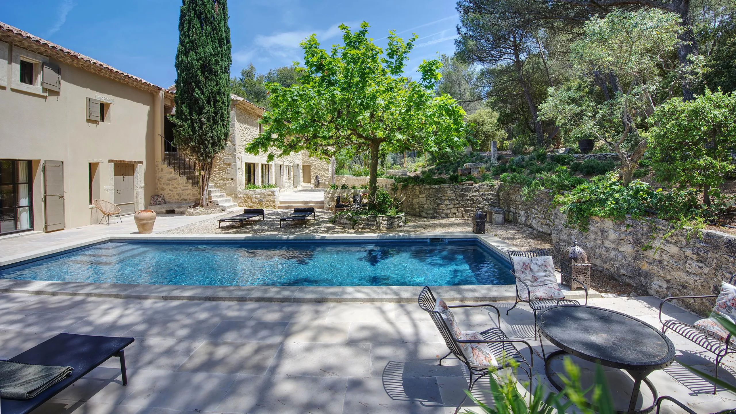 French Bliss Villa With Pool and Panoramic Mountain Views — photograph 2