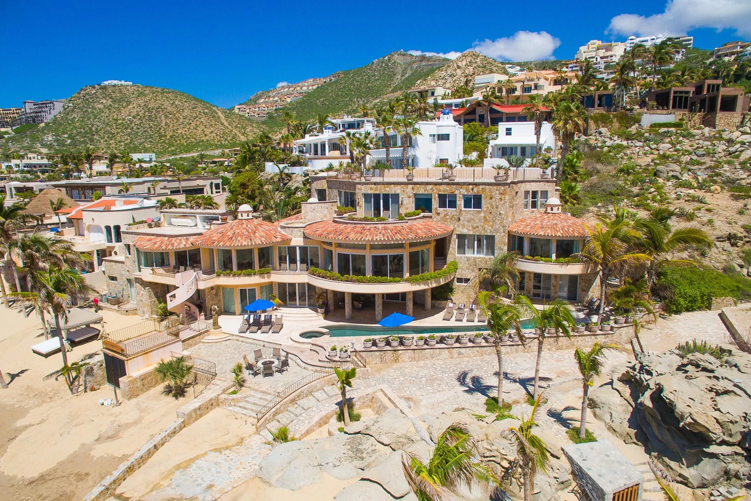 Upscale Prestigious Luxury Beachfront Estate includes Pool and Hot Tub — photograph 9