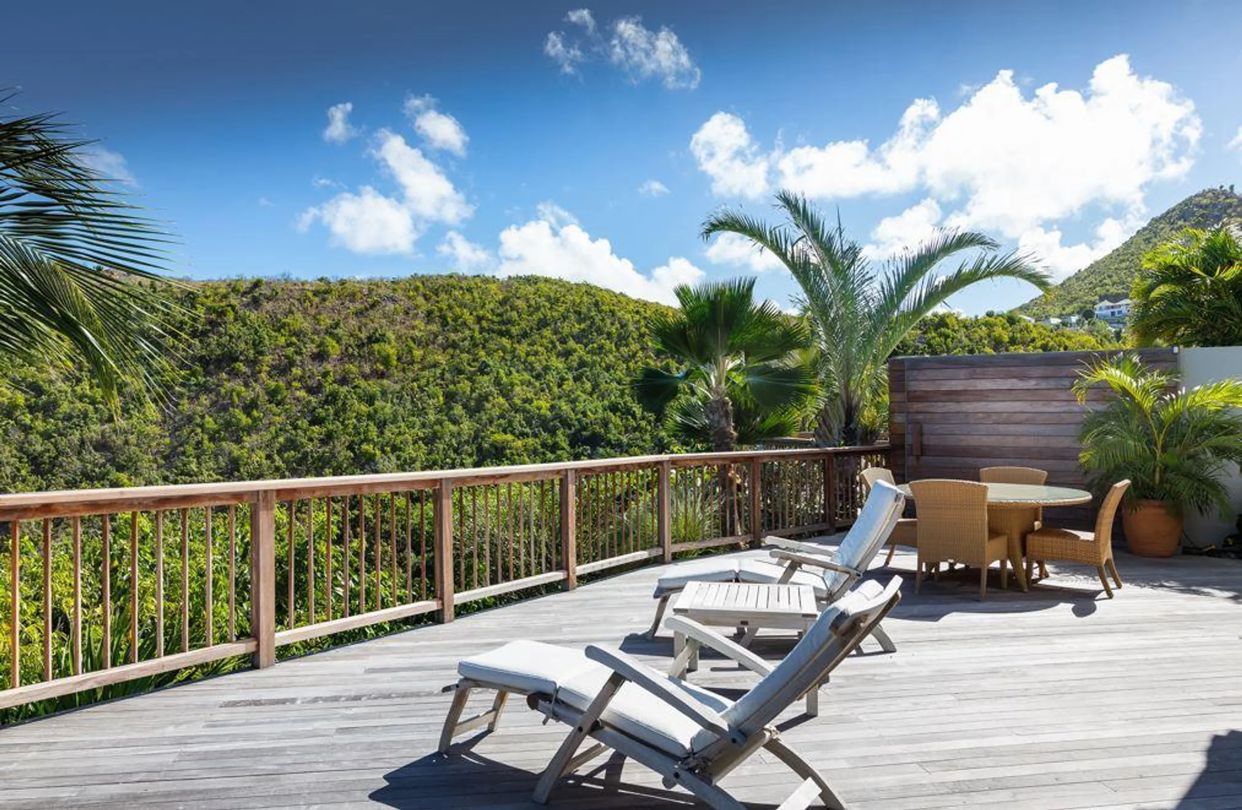 Traditional Colonial Villa with Heated Pool and Majestic Ocean Views — photograph 12