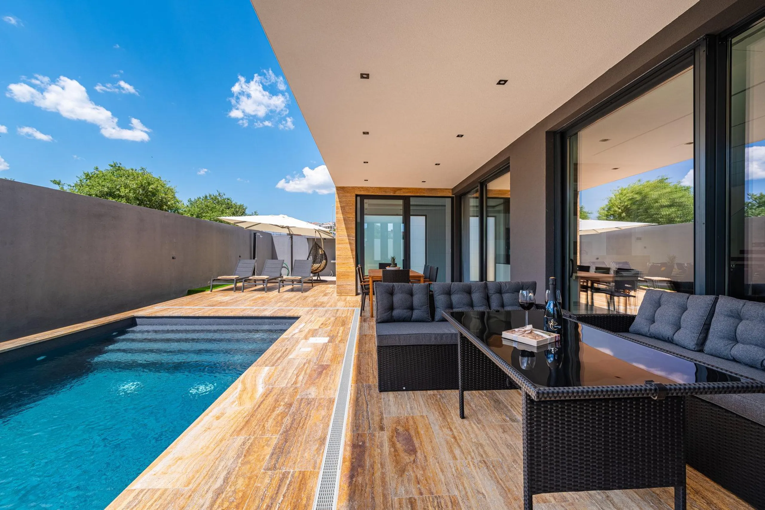 Breathtakingly Beautiful Villa with Dual Pools and Spectacular Views — photograph 8