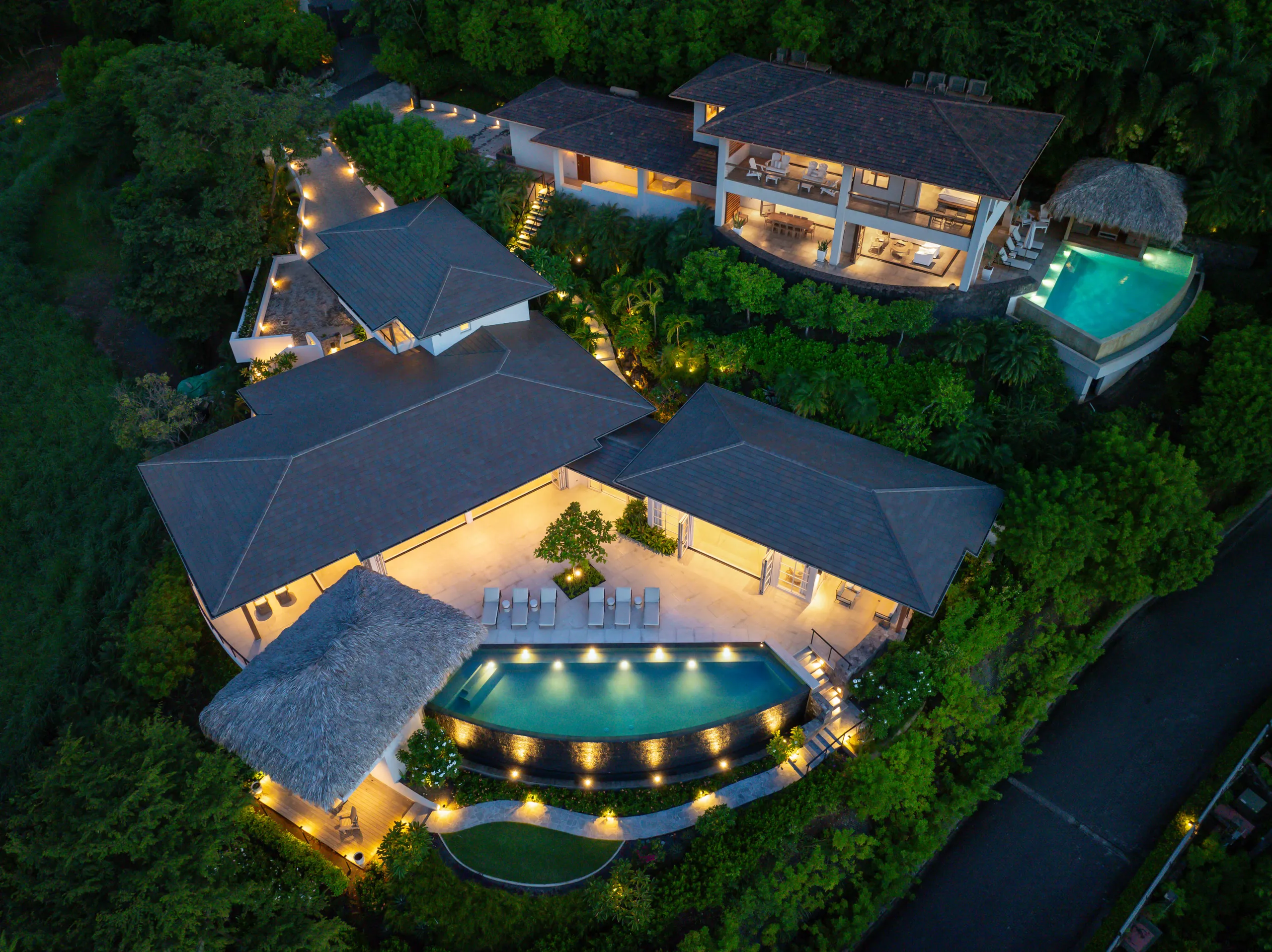 Expansive Estate with Dual Pools and Stunning Ocean Views — photograph 5