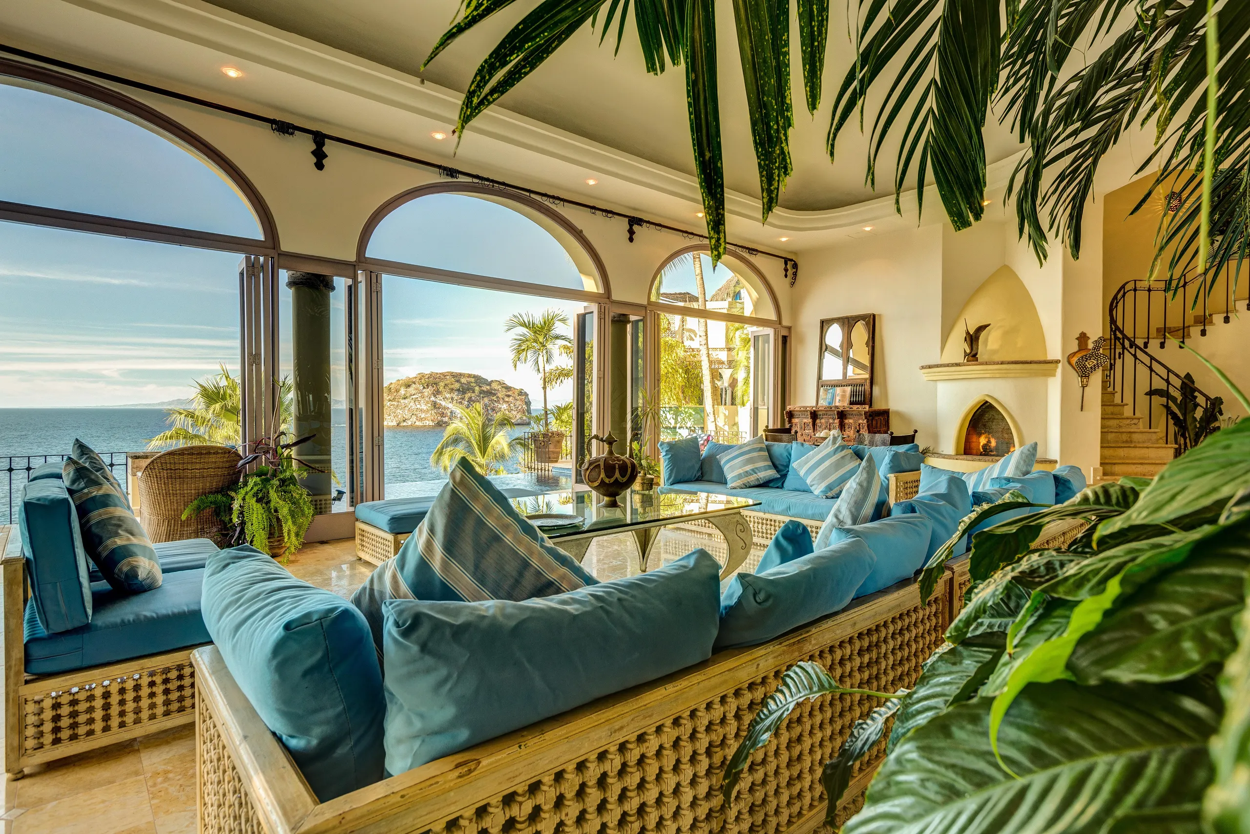 Elegant Cliffside Luxury Retreat with Infinity Pool and Ocean Views — photograph 7