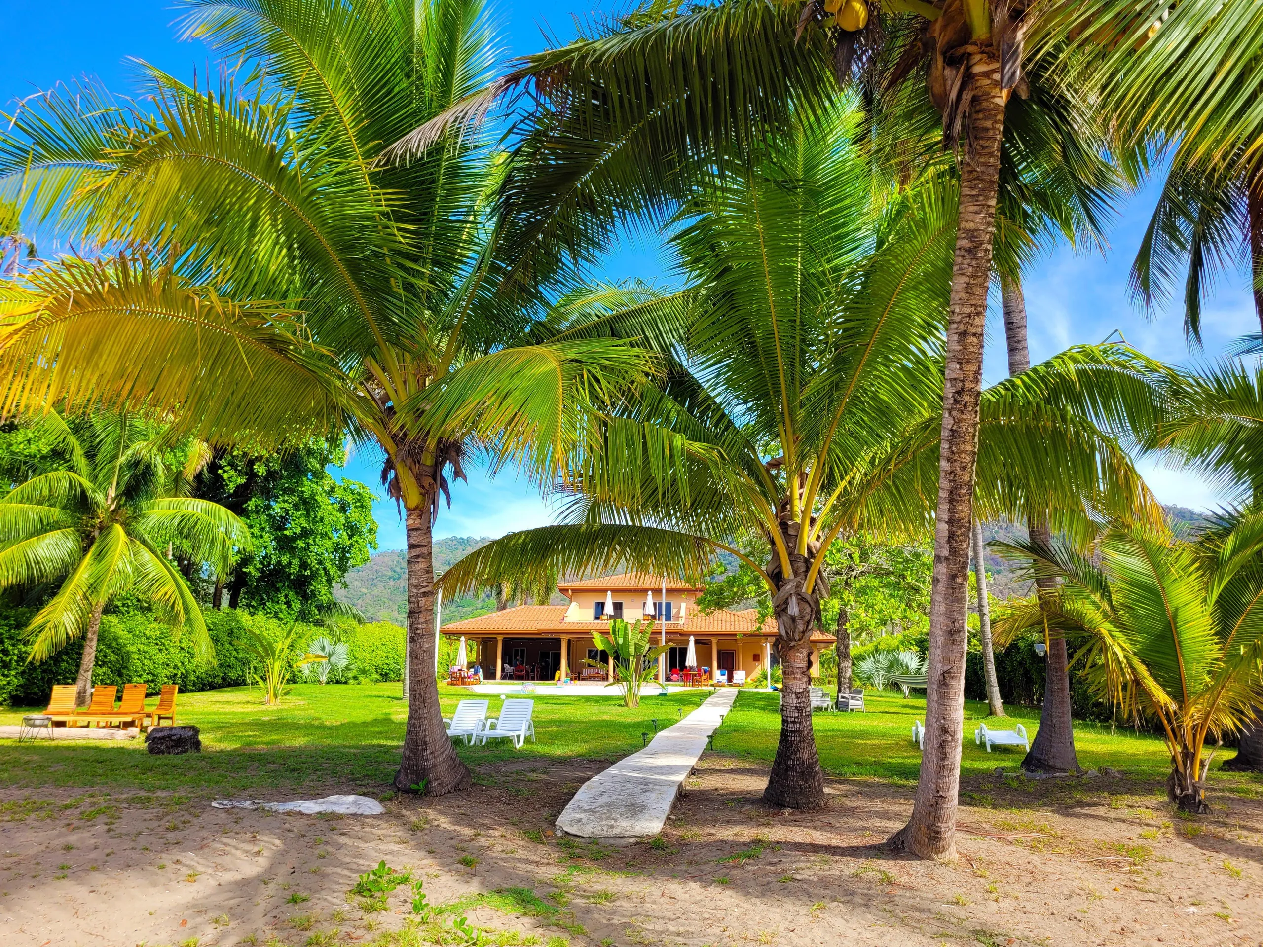 Los Delfines Beachfront Villa with Private Pool and Beach Access, Tambor