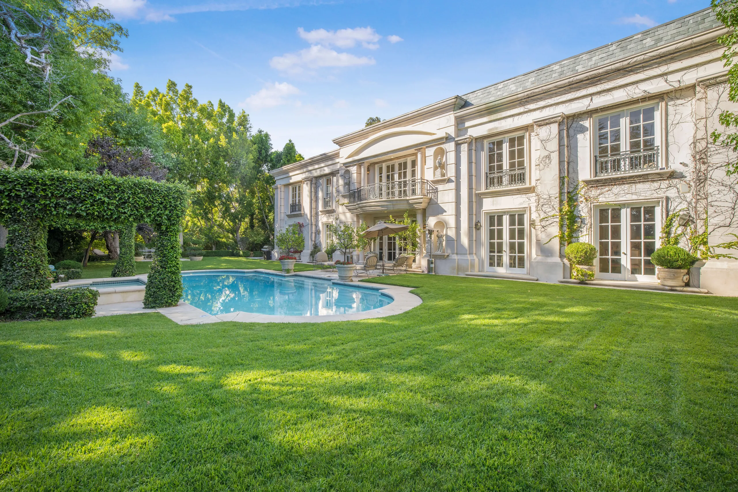 Beverly Hills 6BR French Mediterranean Villa with Private Pool and Gardens — photograph 5