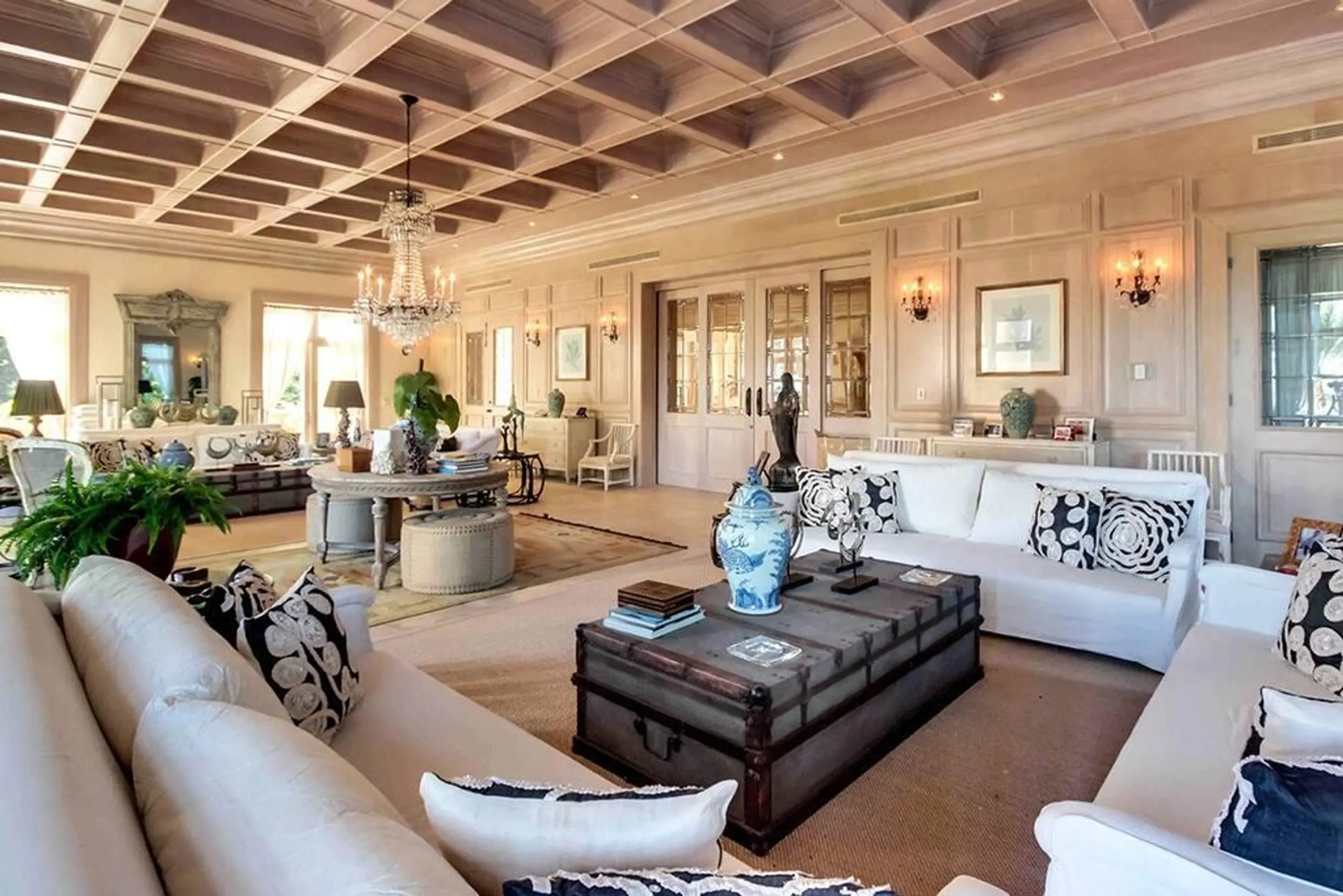 Imposing Beachfront Villa with Infinity Pool and Walks to Beach — photograph 8