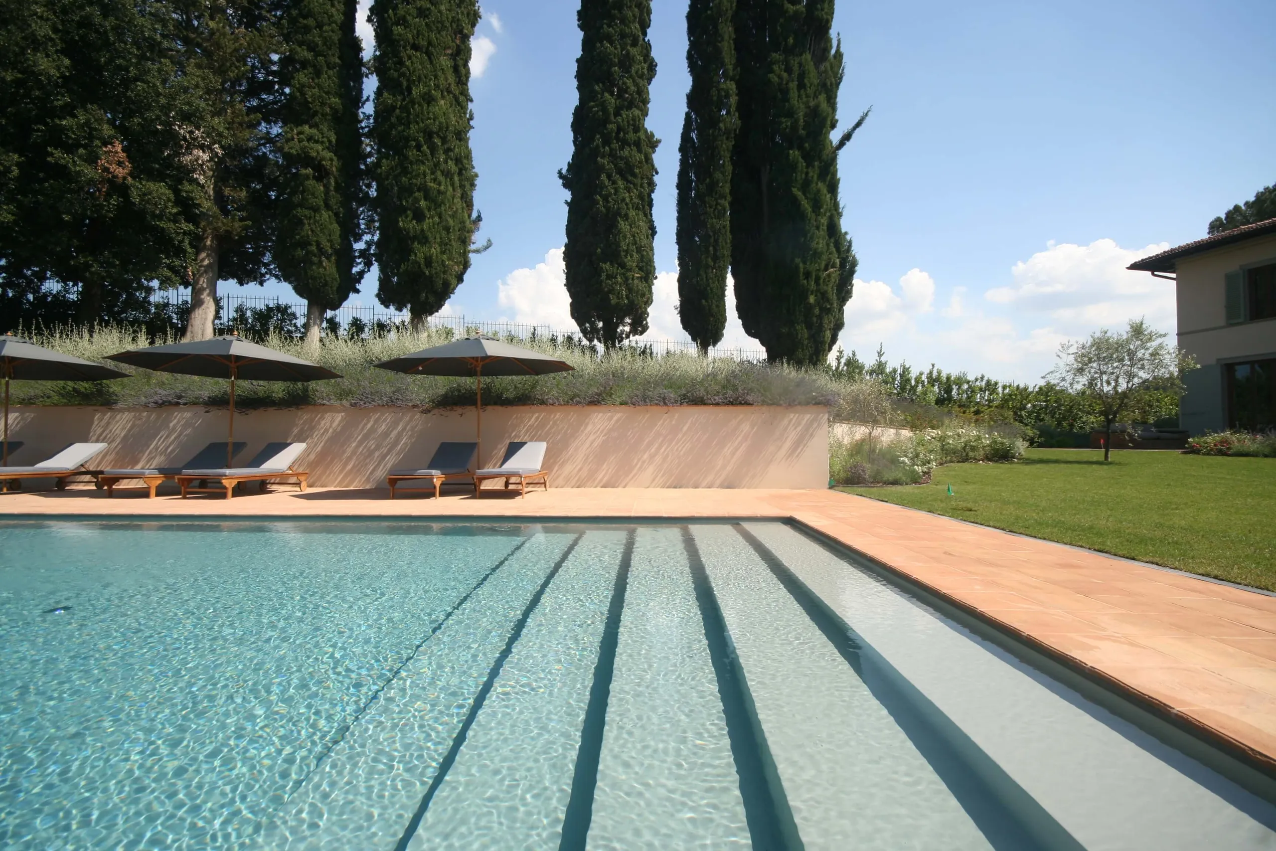 Tempting Contemporary Classic Villa with Saltwater Infinity Pool and Manicured Lawn — photograph 7