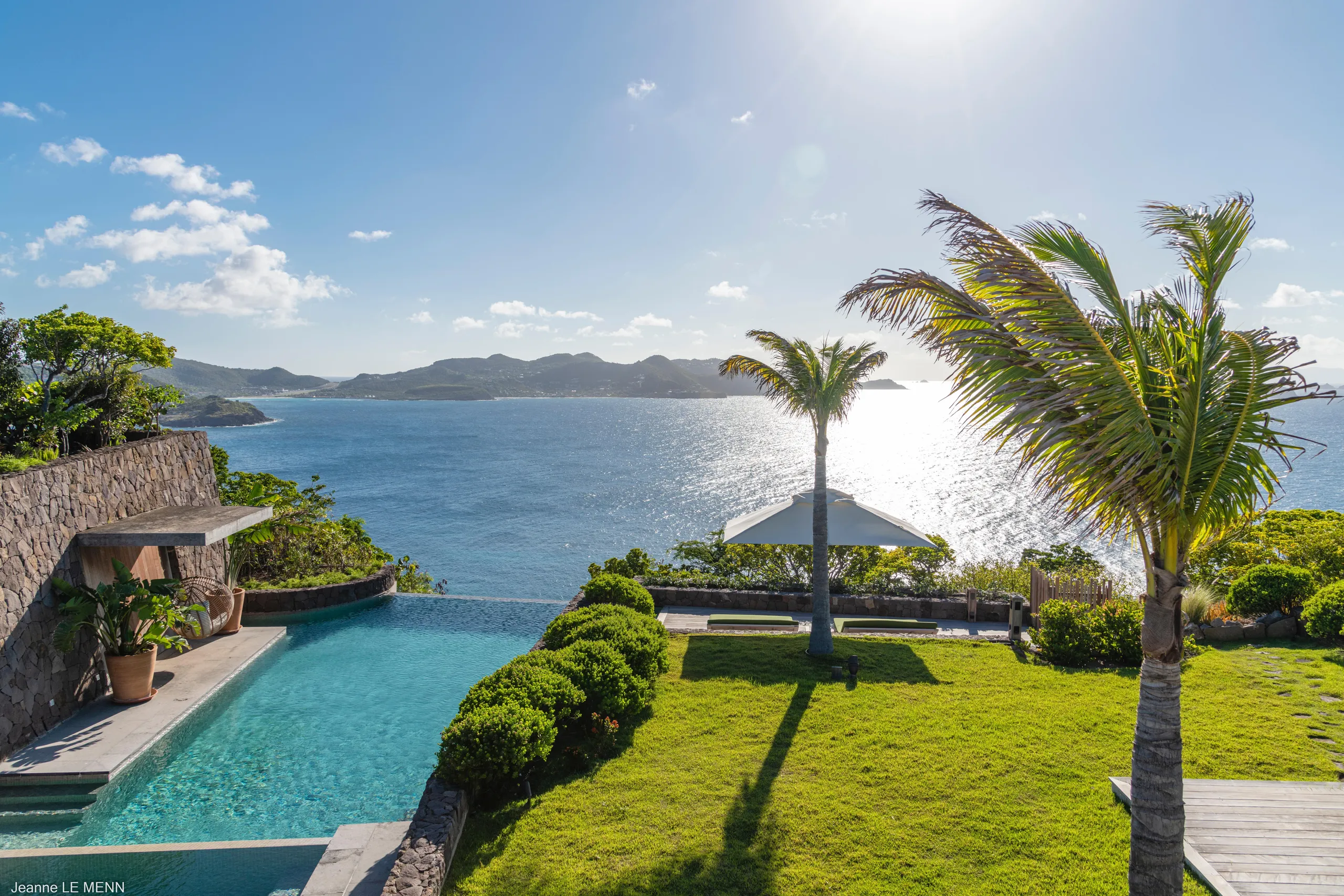 Breathtaking Oceanside Villa with Infinity Pool and Fitness Room — photograph 4