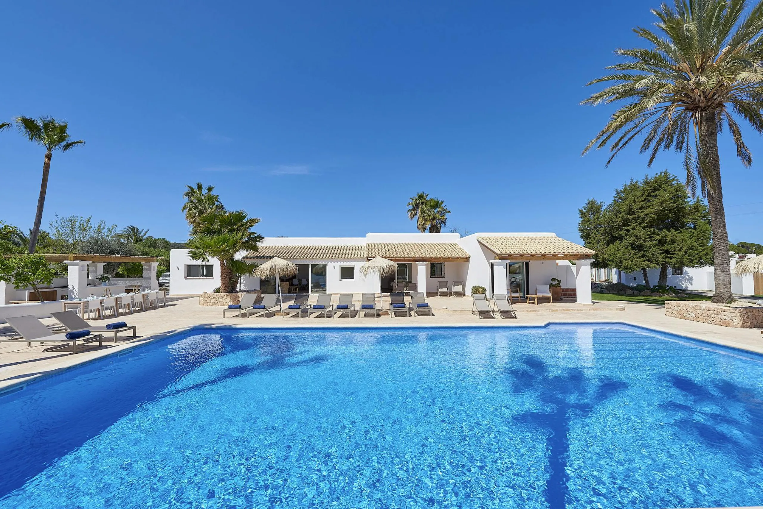 Elegant Spanish Estate in Ibiza with Private Pool and Gazebo — photograph 2