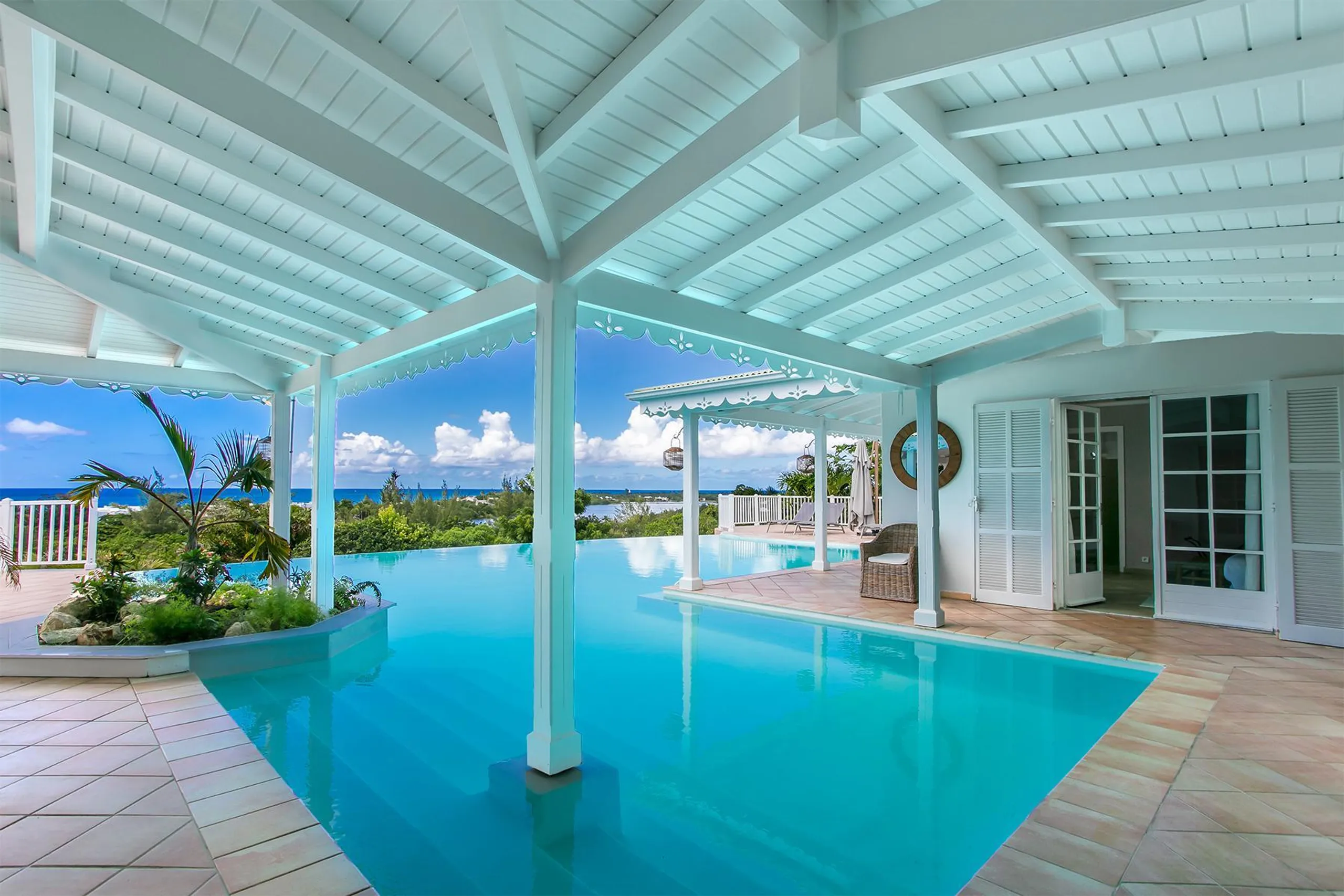 Classic Caribbean Luxury Villa with Infinity Edge Pool — photograph 5