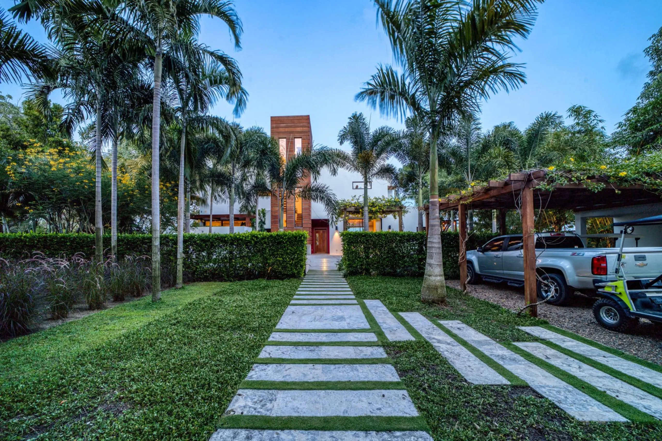 Modern 5-Bedroom Beachfront Villa in Placencia with Infinity Pool & Private Pier — photograph 6