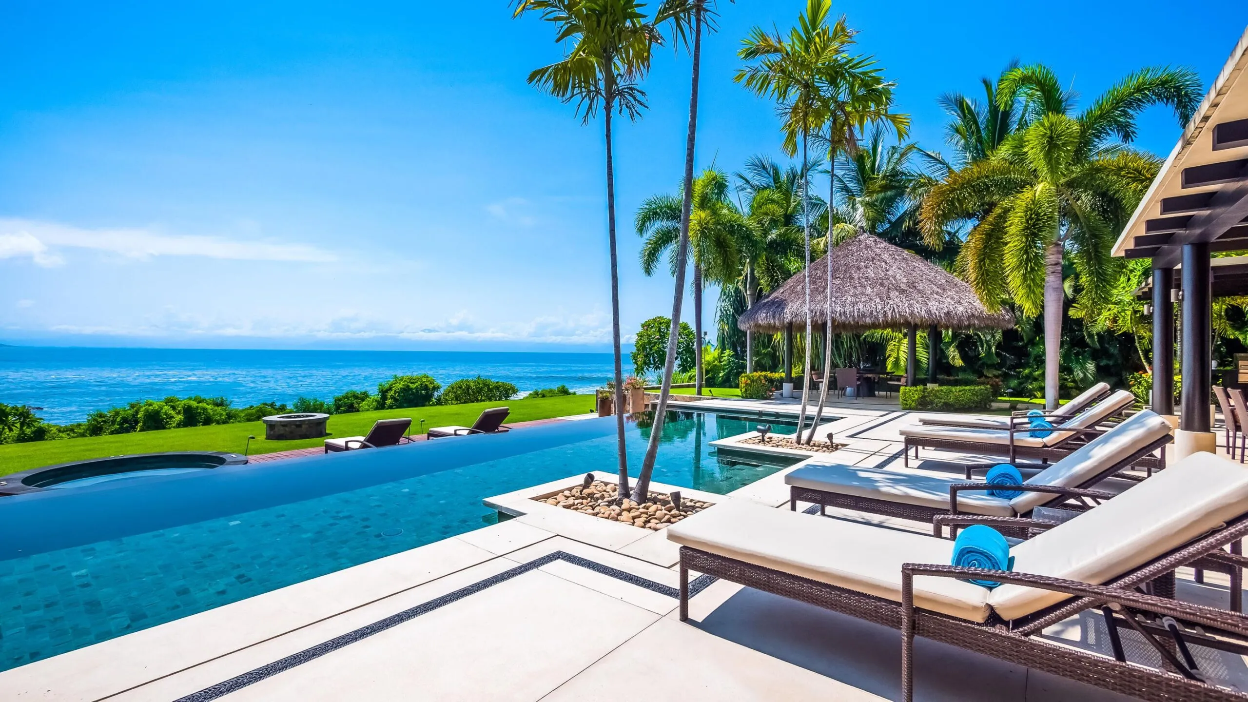 Calming Oceanview Villa with Private Infinity Pool, and Firepit — photograph 4