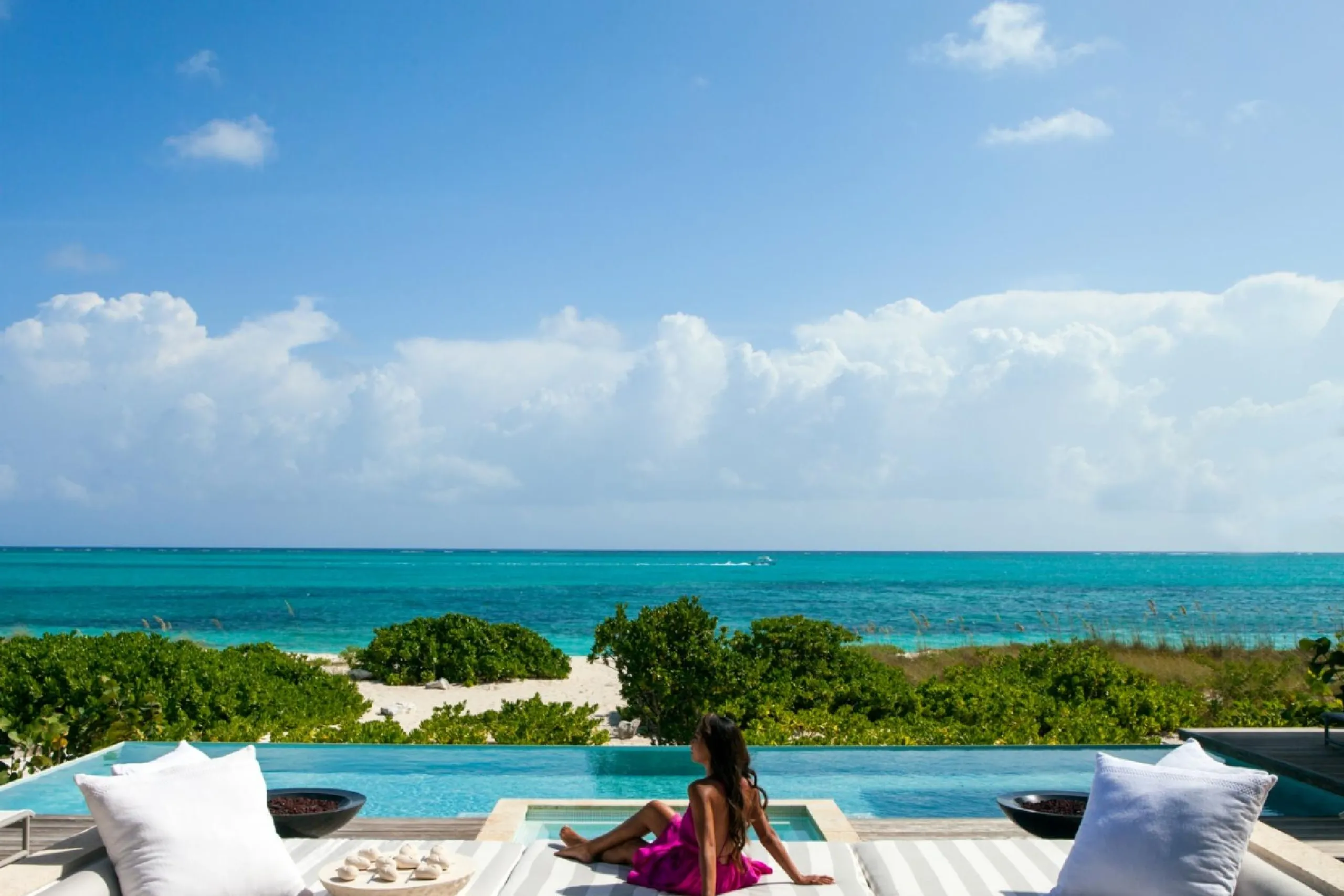 Grace Bay Beachfront Residence with Infinity Pool and Ocean Views — photograph 5