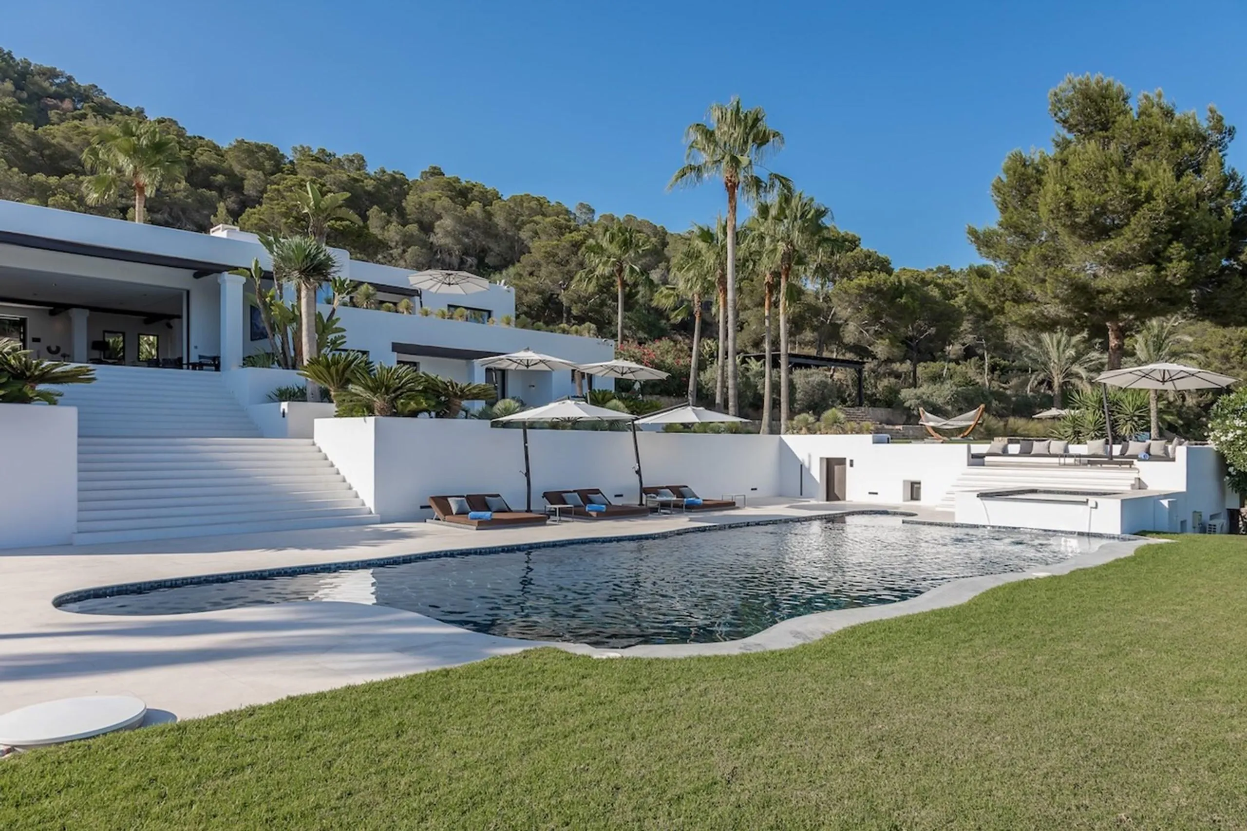 Deluxe Modern Villa with Pool and Sweeping Sea Views — photograph 3
