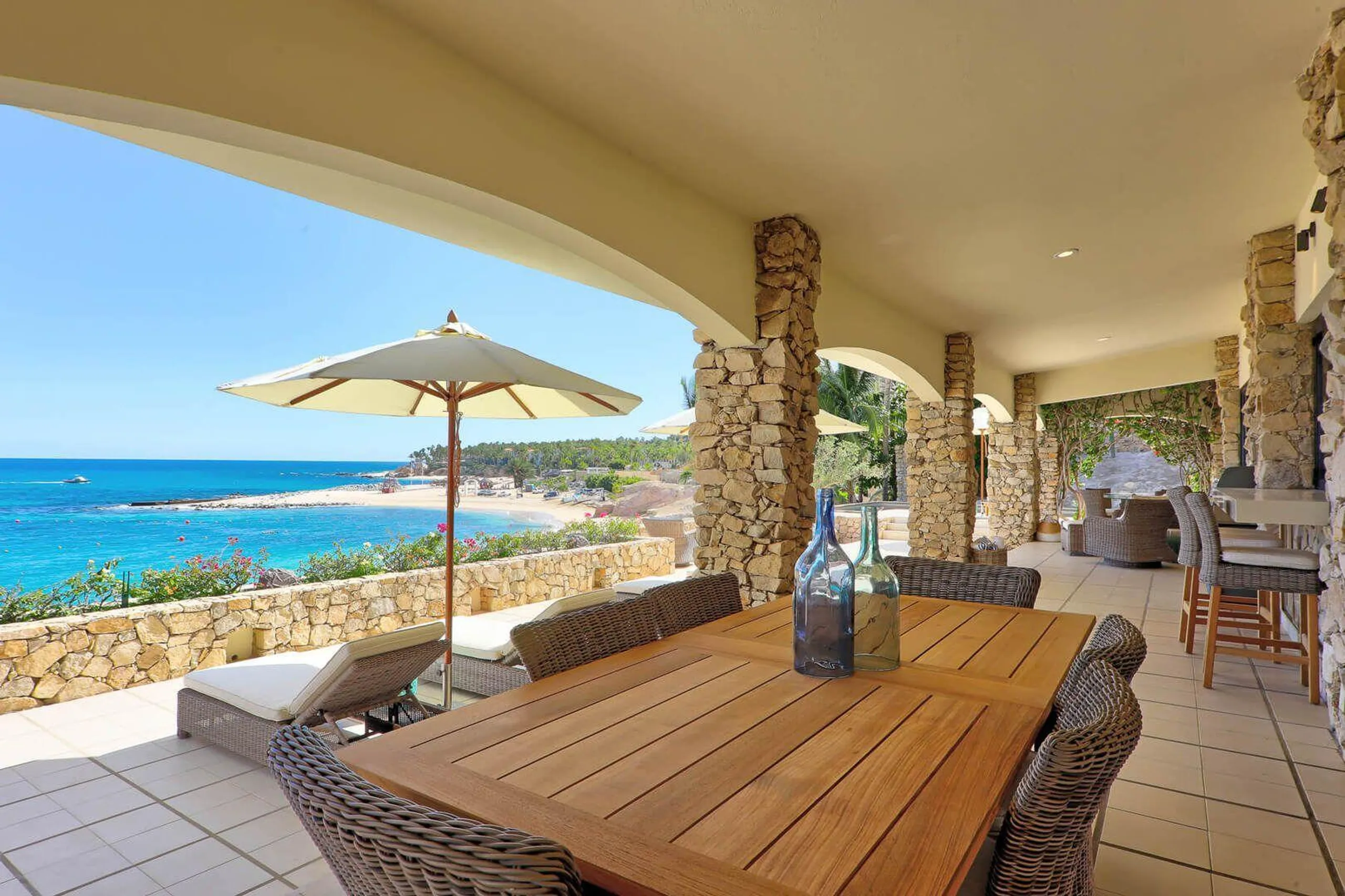 Magnificent Palmilla Luxury Beachfront Retreat with Pool and Ocean Views — photograph 10