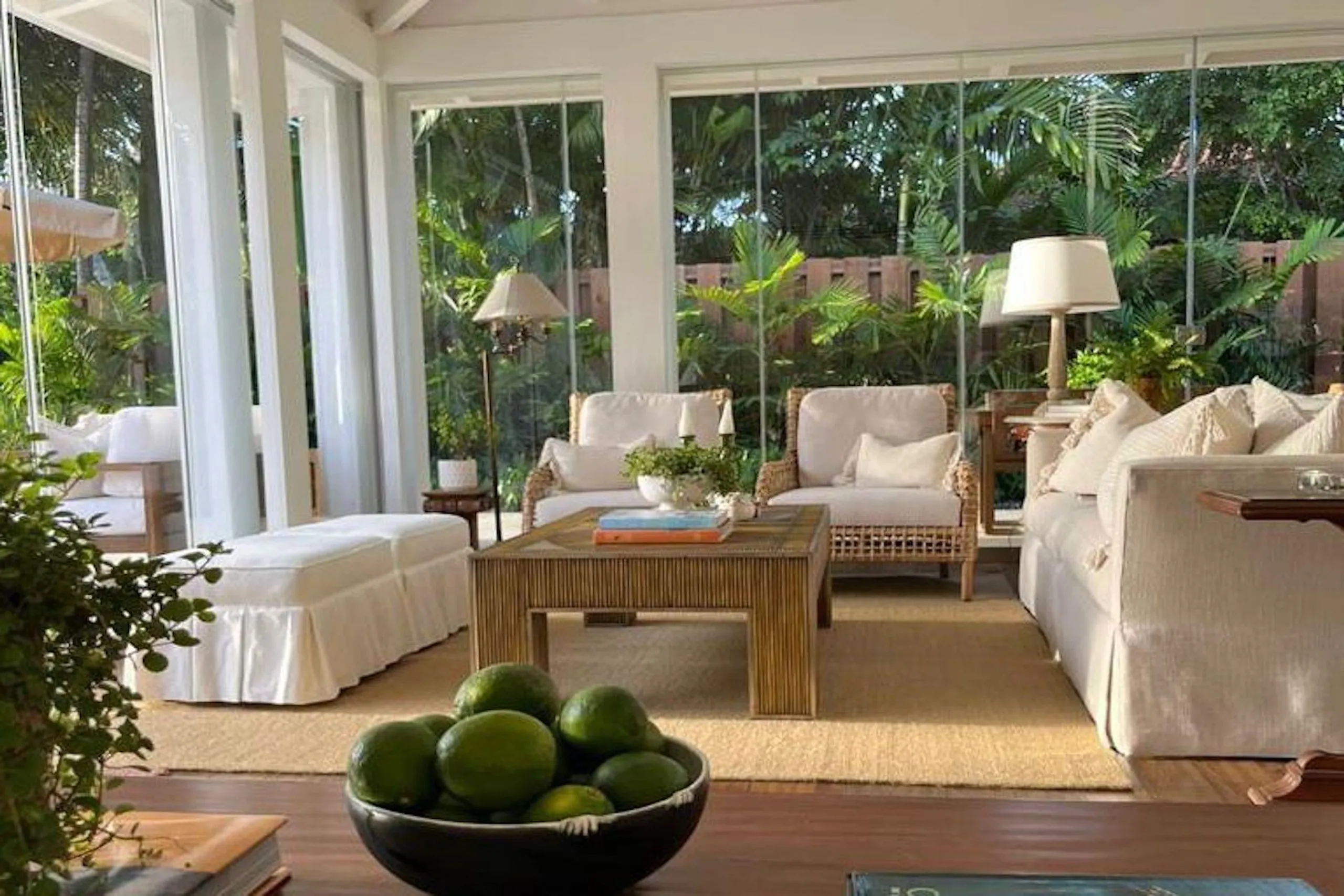 Glorious Fully Air-conditioned Villa with Private Pool and Picturesque Lake Views — photograph 9