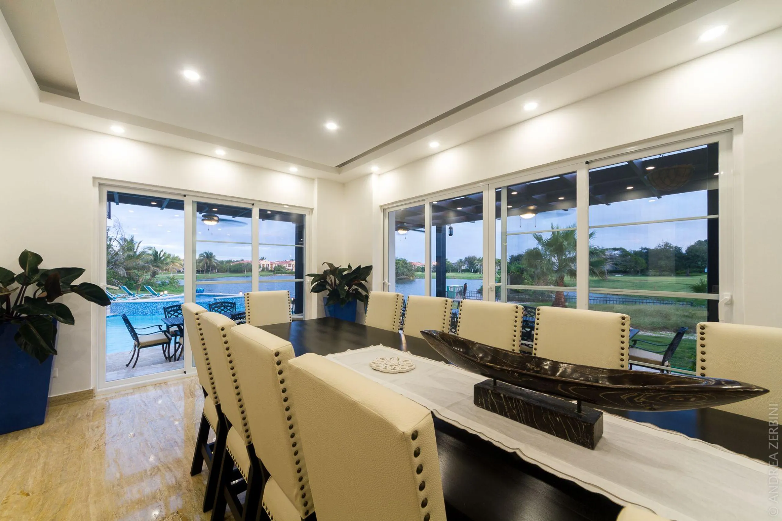 Majestic State of the Art Villa with Private Heated Pool, Jacuzzi and Lake Views — photograph 12