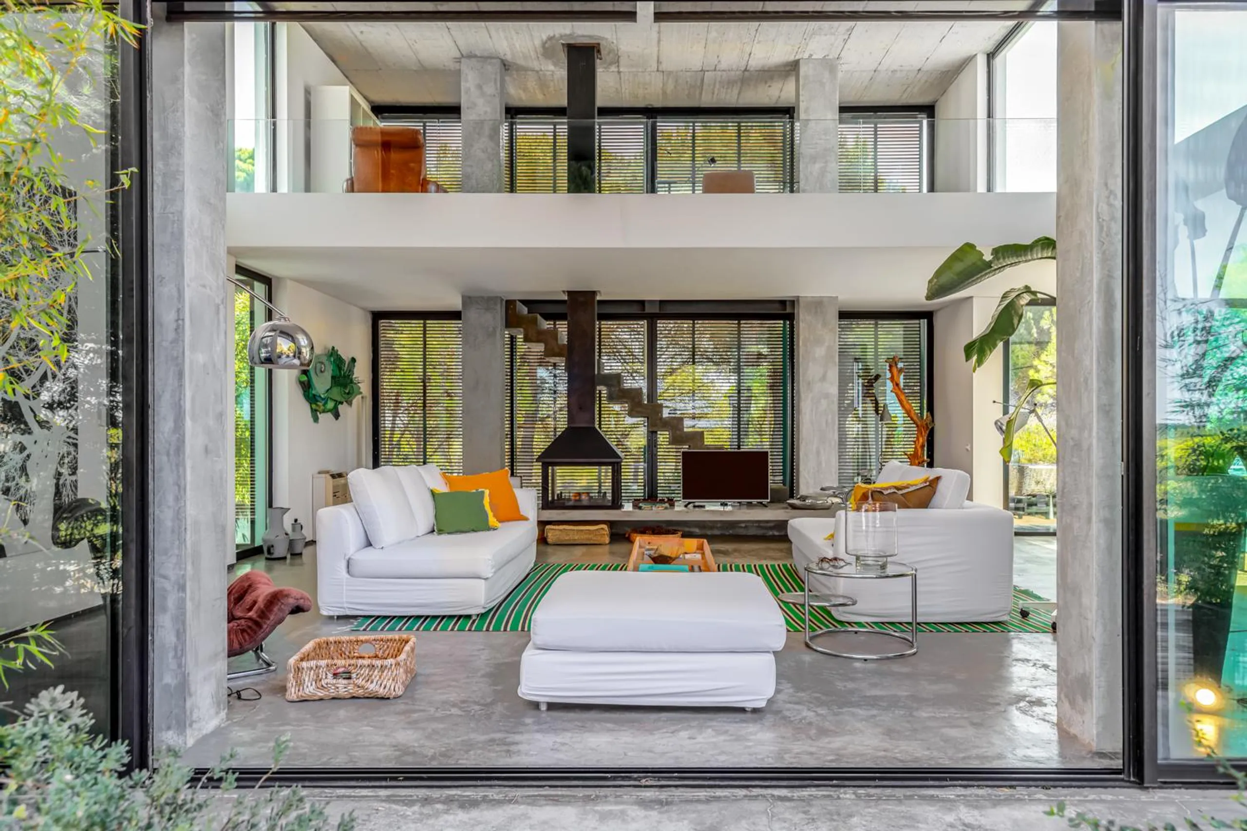 Contemporary Cork Oak Forest Villa with Infinity Pool and Veranda — photograph 12