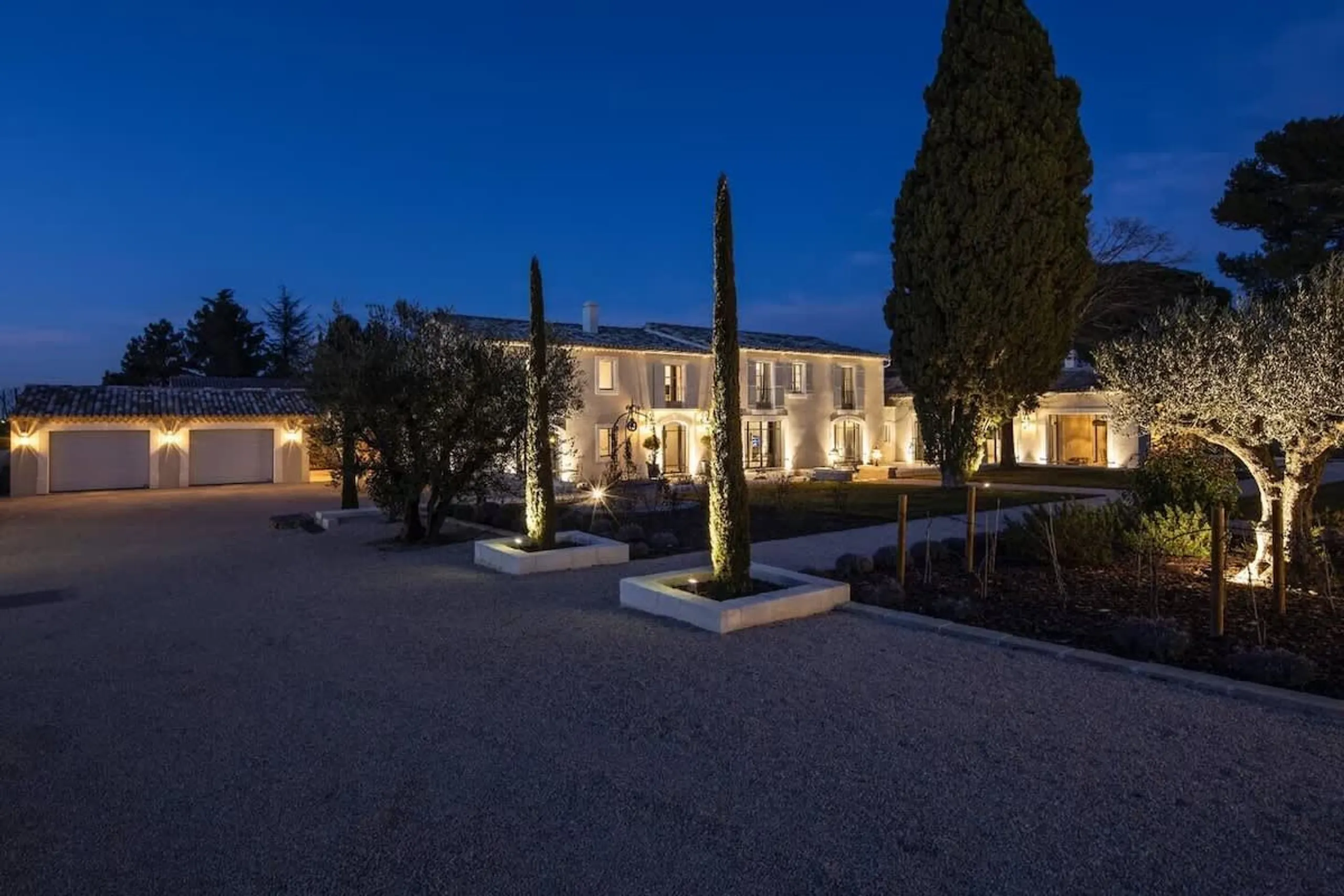 Majestic Saint-Rémy-de-Provence Retreat with Private 9x9m Pool and Tranquil Gardens — photograph 4