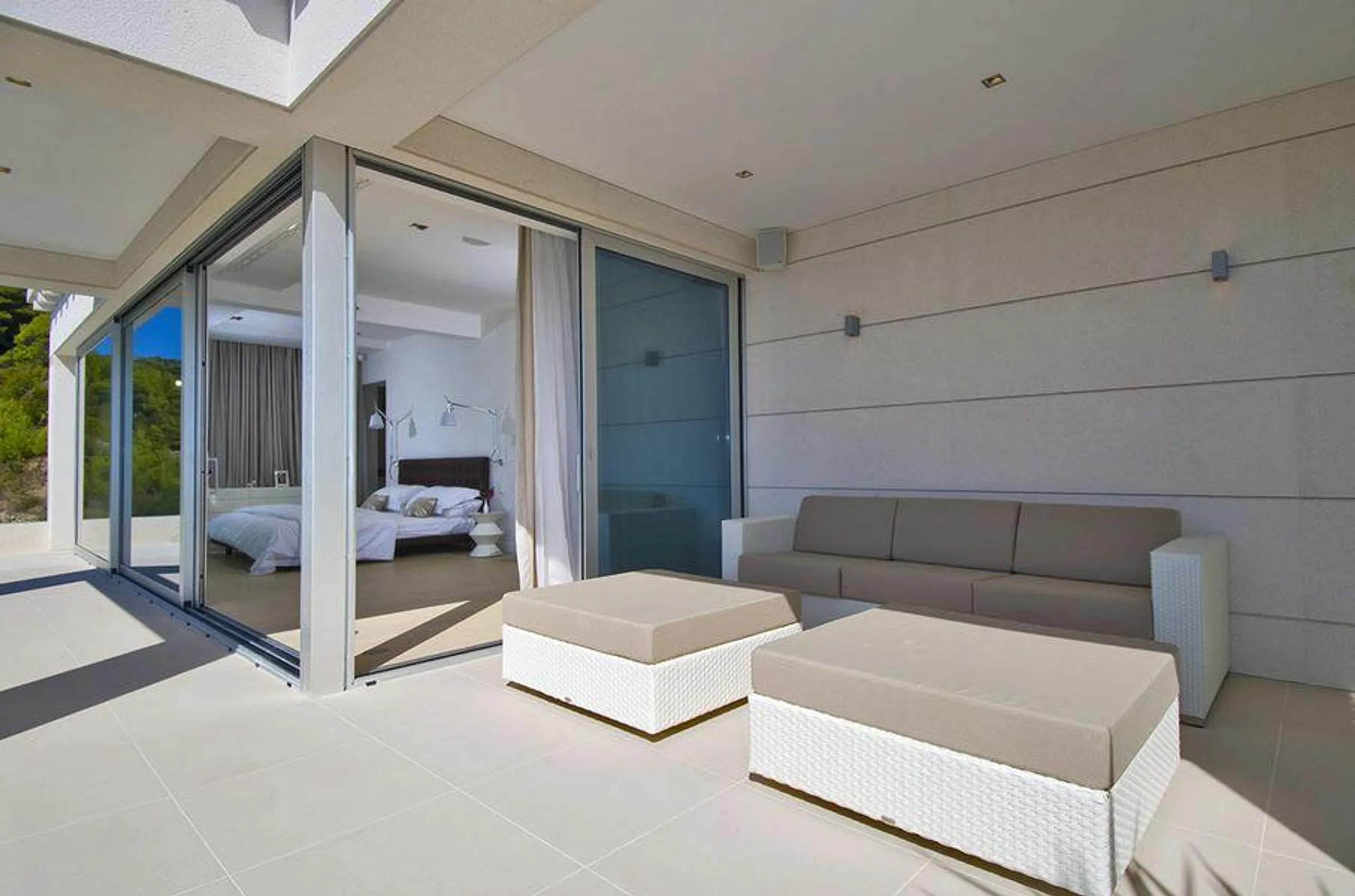 Relaxing Seafront Hideaway with Pool, Jacuzzi and Spacious Terraces — photograph 11