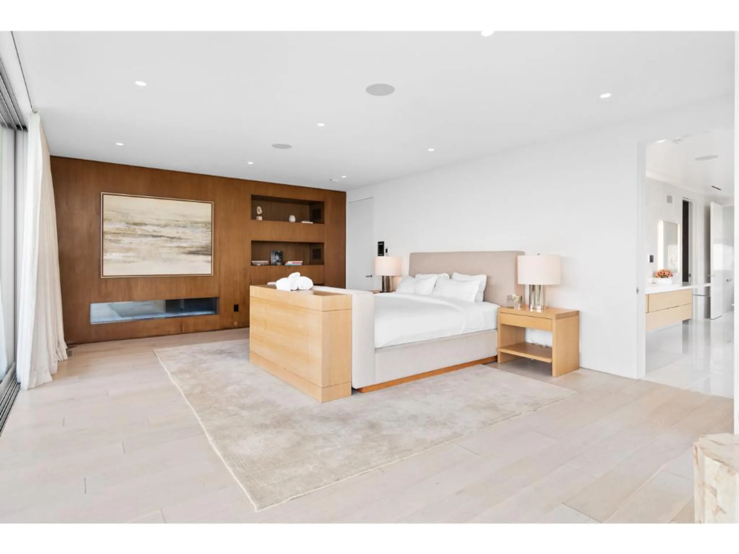Glamorous Beverly Grove Villa with Invigorating Pool — photograph 6