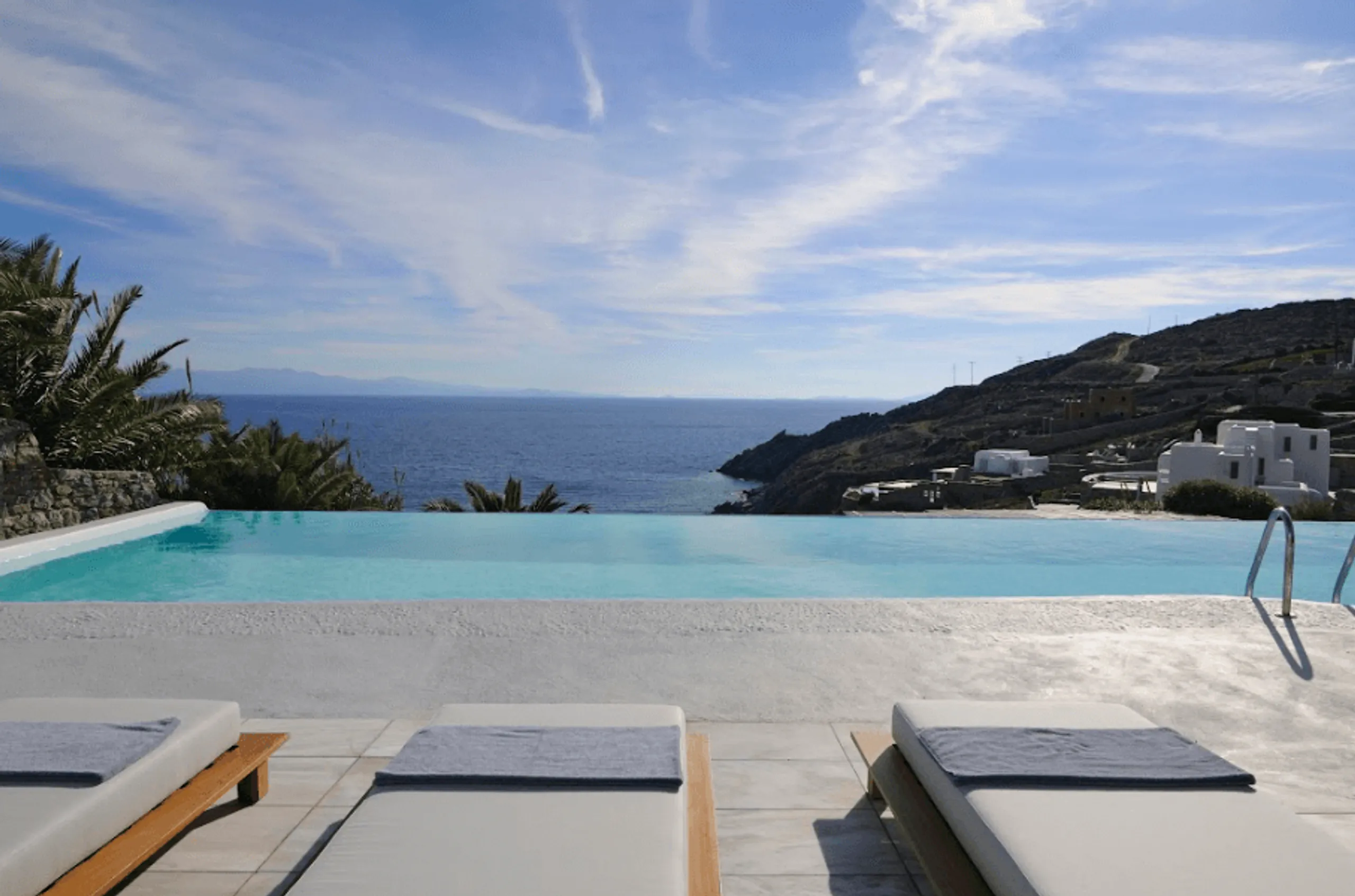 Luxury Villa Rental with Infinity Pool and Magnificent Aegean Sea Views — photograph 3